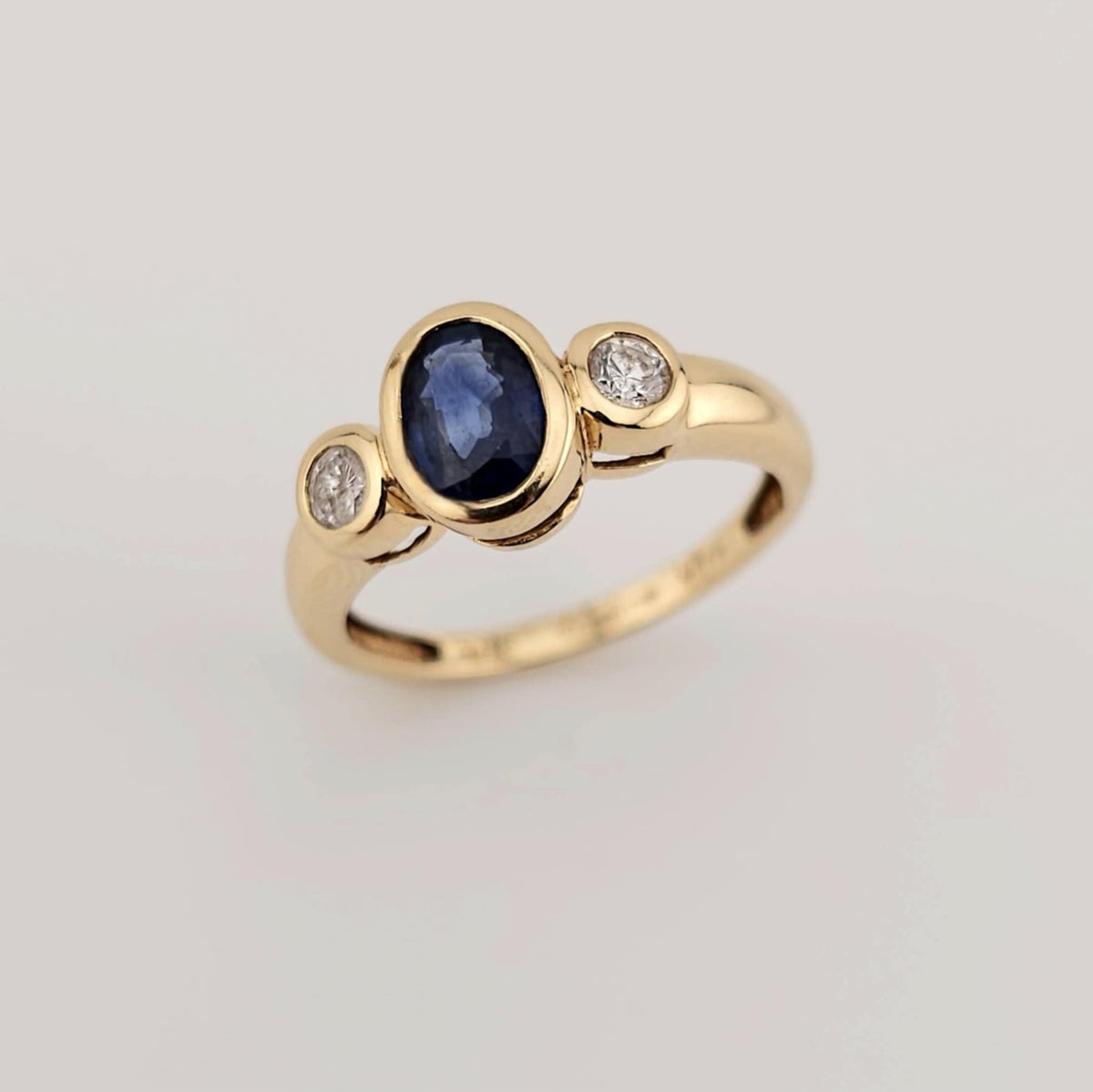 Vintage Bezel Set Natural Saphire 18ct Gold Ring
