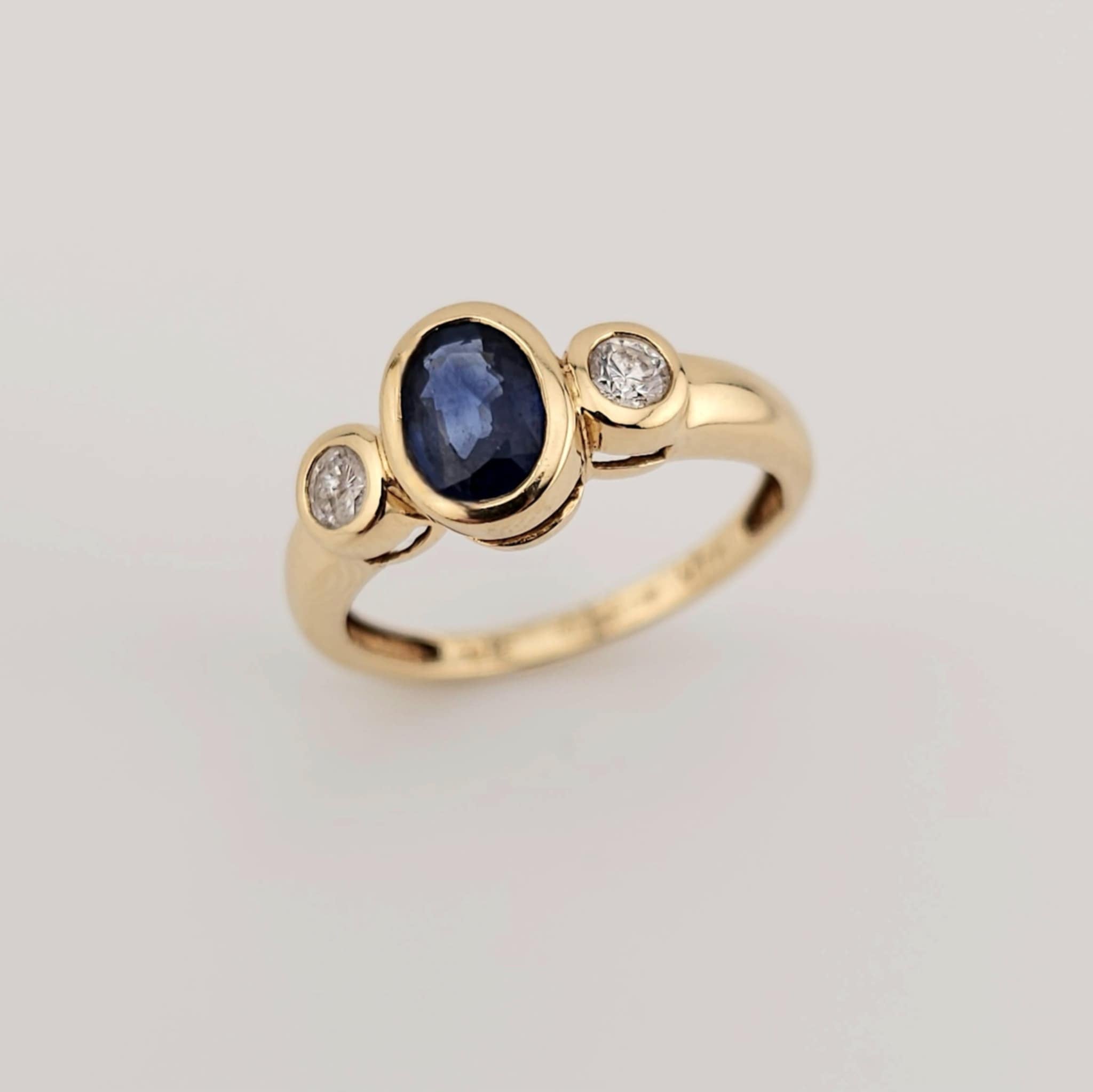 Vintage Bezel Set Natural Saphire 18ct Gold Ring