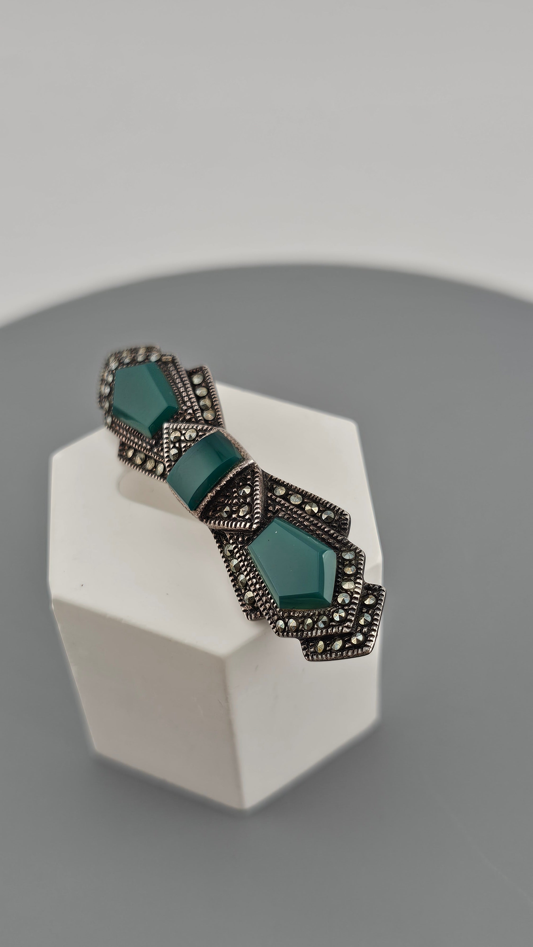 Vintage Sterling Silver Bow Brooch set with Green Agate and Marcasites