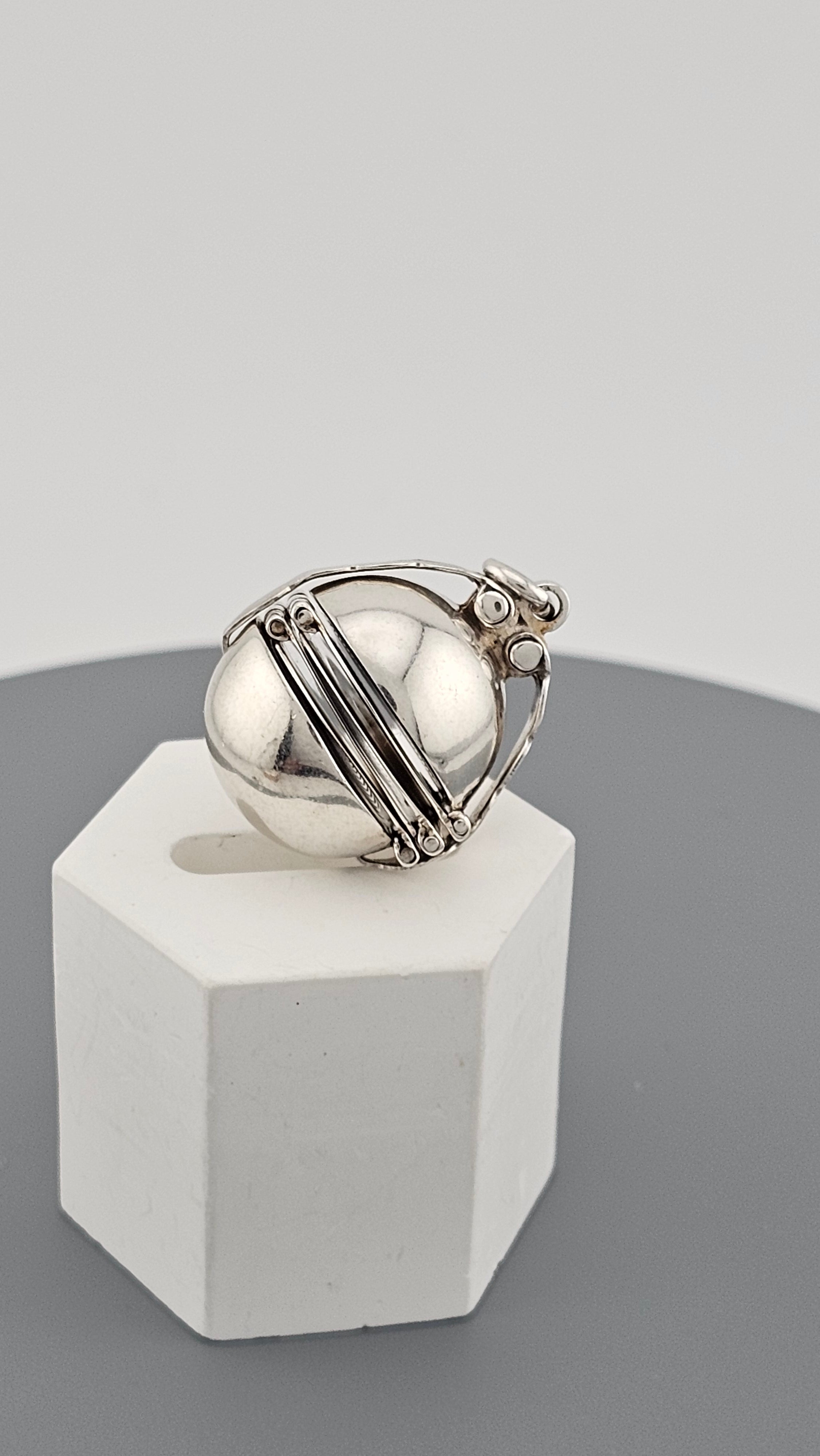 Vintage 1985 Solid 925 Sterling Silver Extendable Orb Ball Locket Pendant