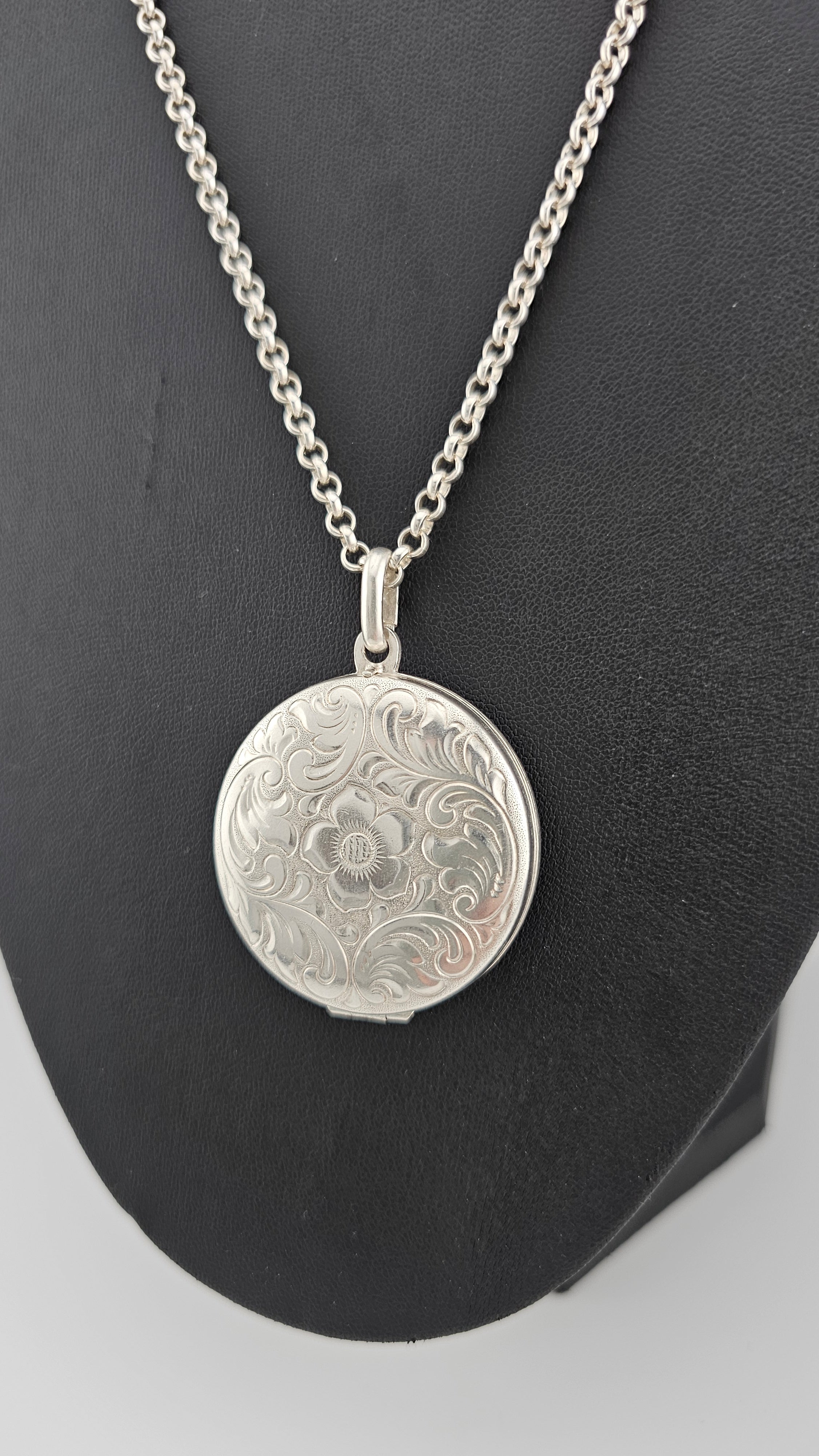 Large Hallmarked 925 Sterling Silver Ornate Floral Locket & 24" Belcher Chain 31.24g