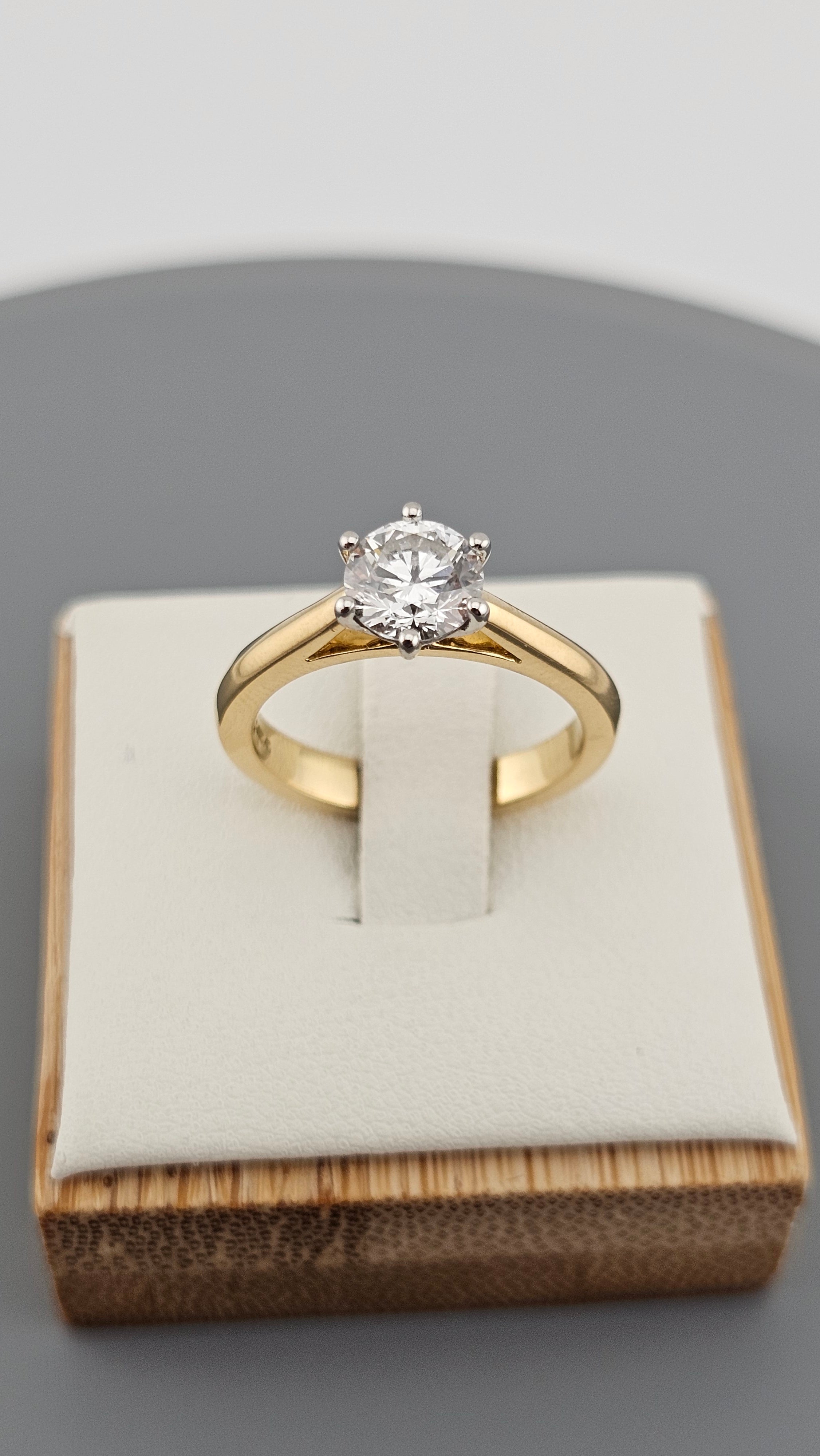 Exquisite IGI Certified 1.01ct E VS2 Lab Diamond Solitaire Ring in 18ct Gold