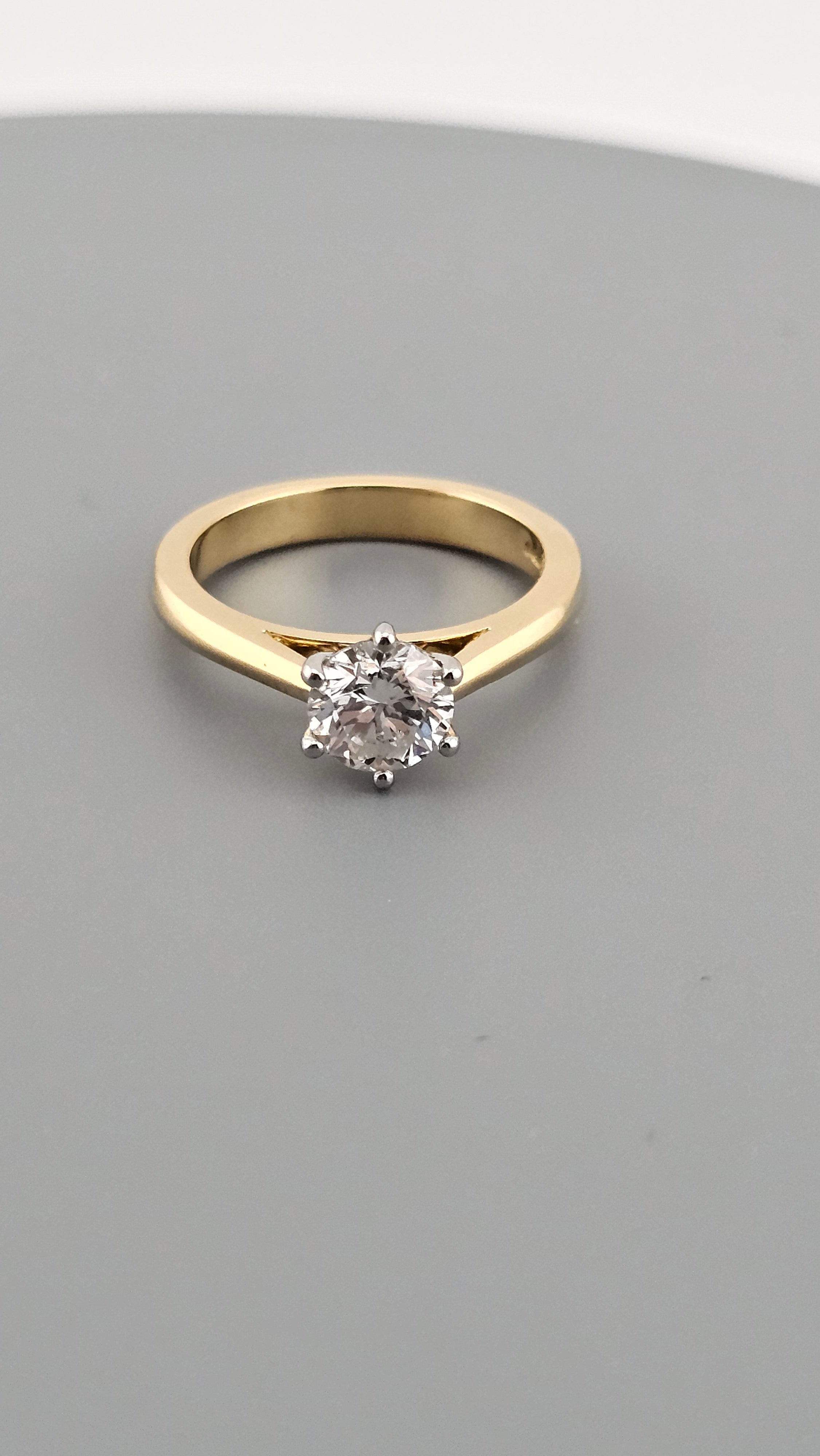 Exquisite IGI Certified 1.01ct E VS2 Lab Diamond Solitaire Ring in 18ct Gold