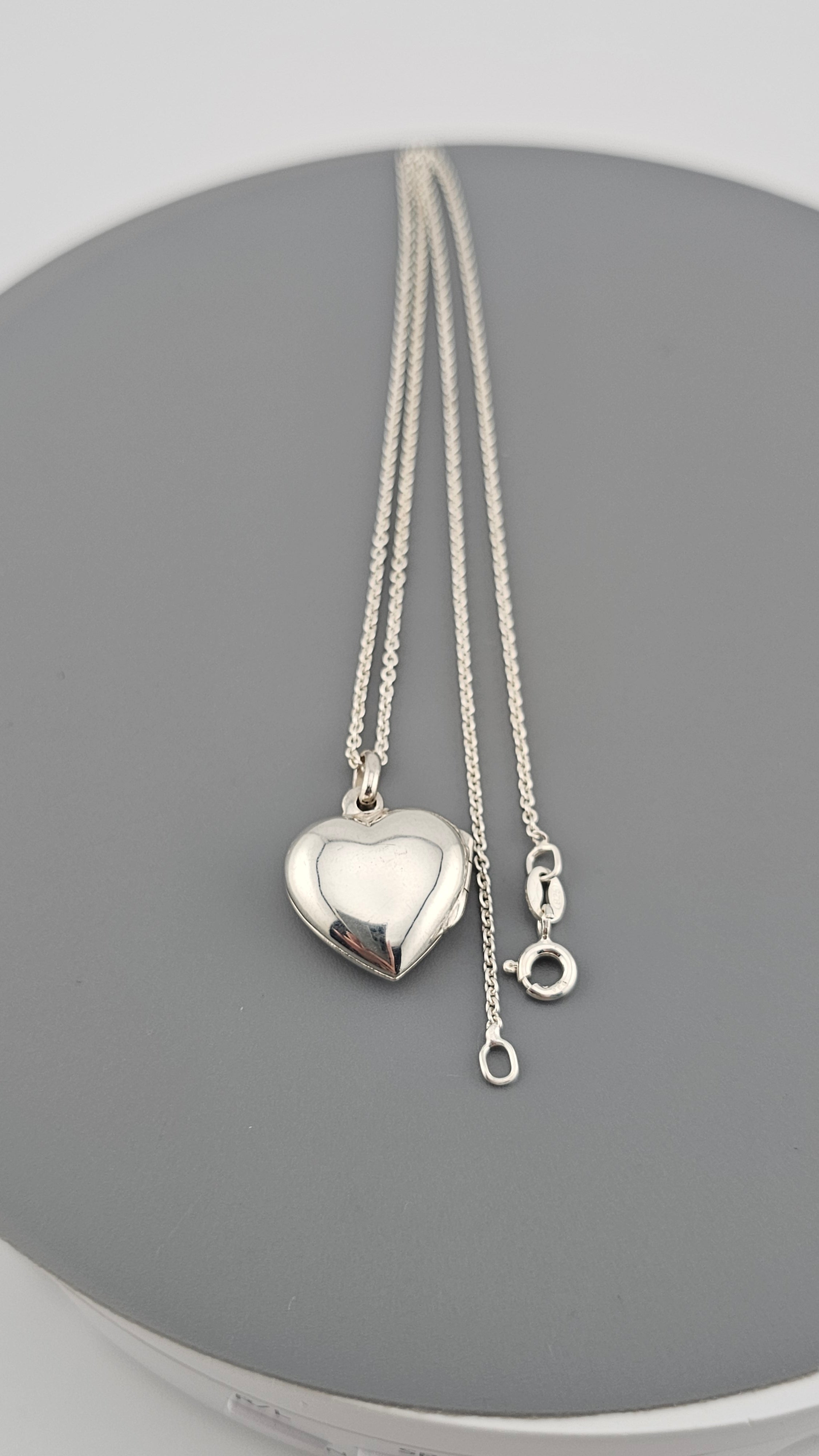 Pre-owned 925 Sterling Silver Puffy Heart Locket Pendant on Chain