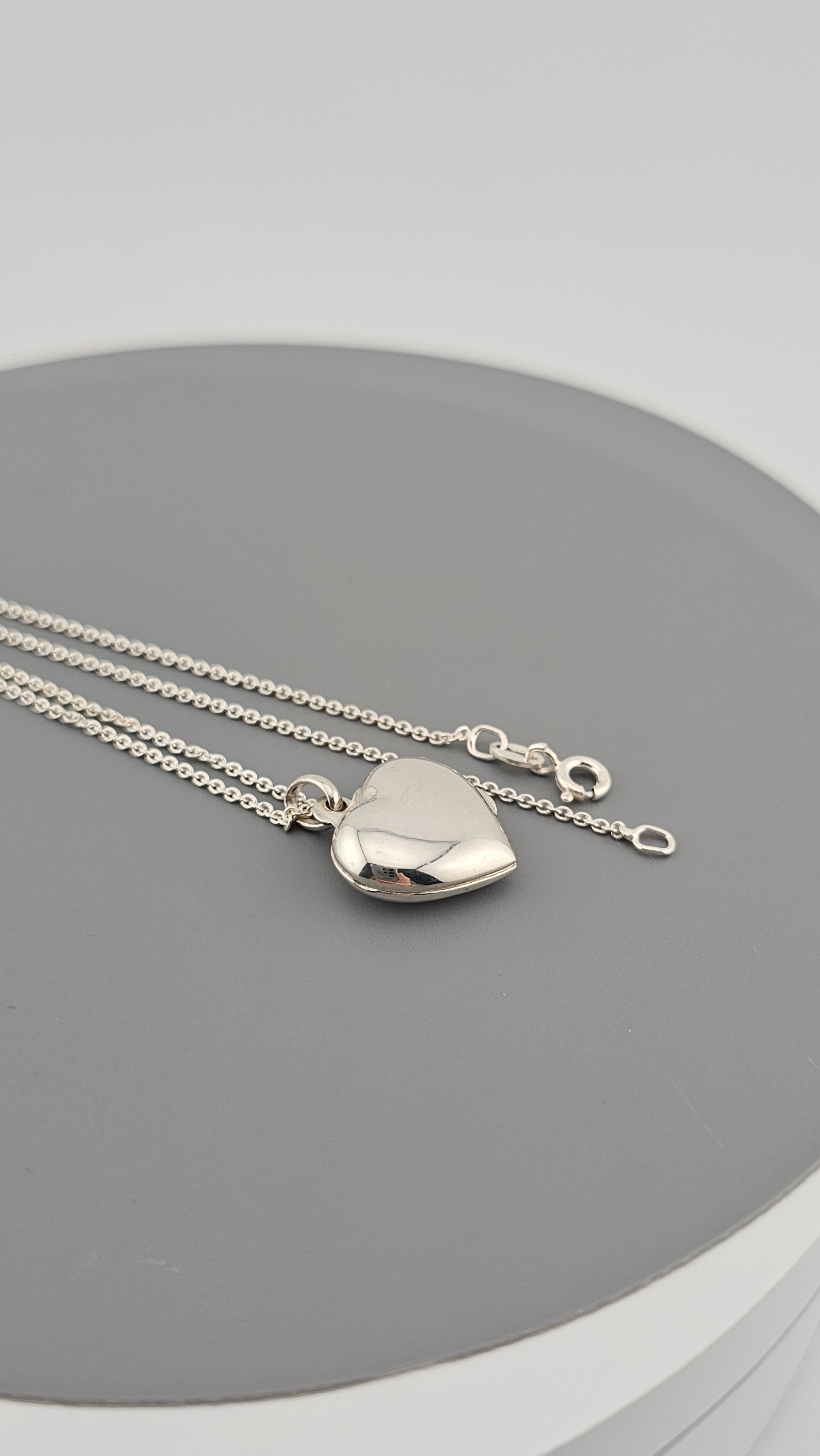 Pre-owned 925 Sterling Silver Puffy Heart Locket Pendant on Chain