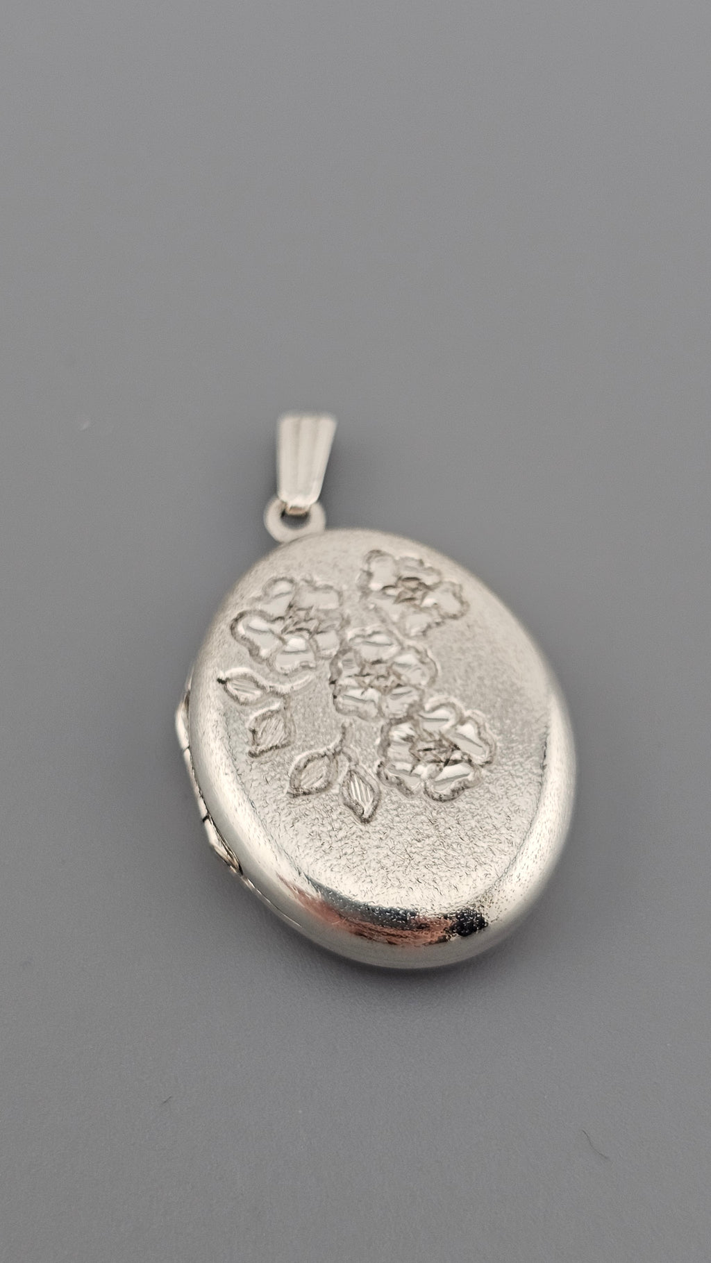 Vintage 1979 Sterling Silver Textured Floral Locket Pendant