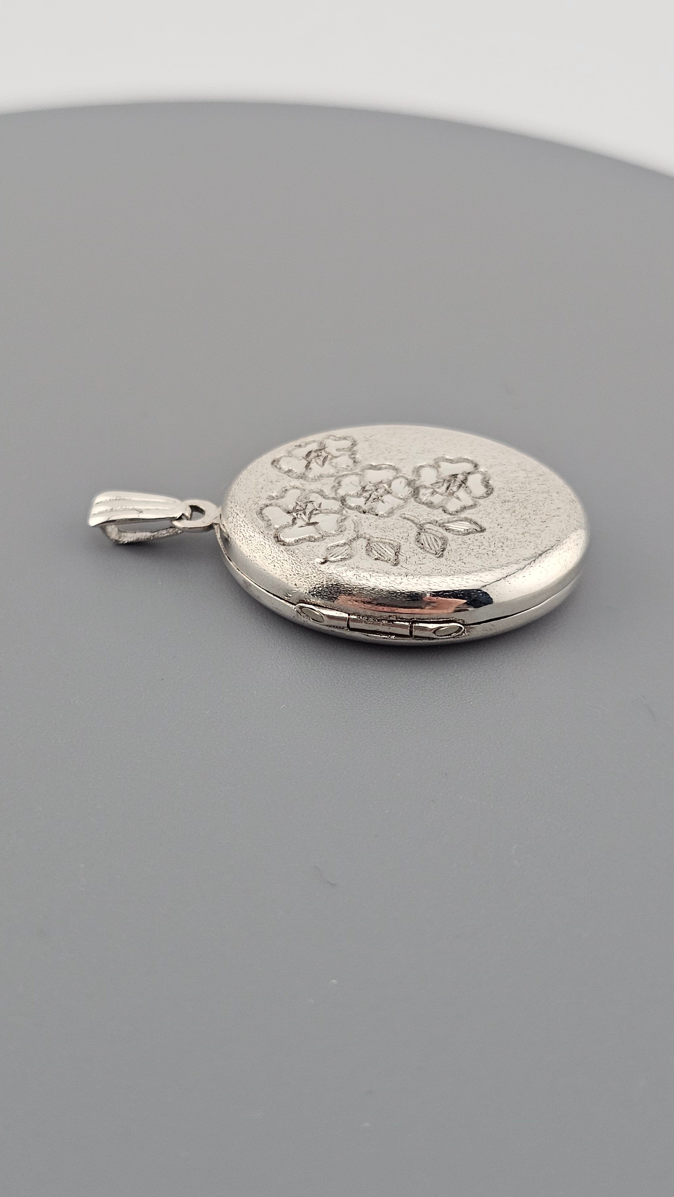 Vintage 1979 Sterling Silver Textured Floral Locket Pendant