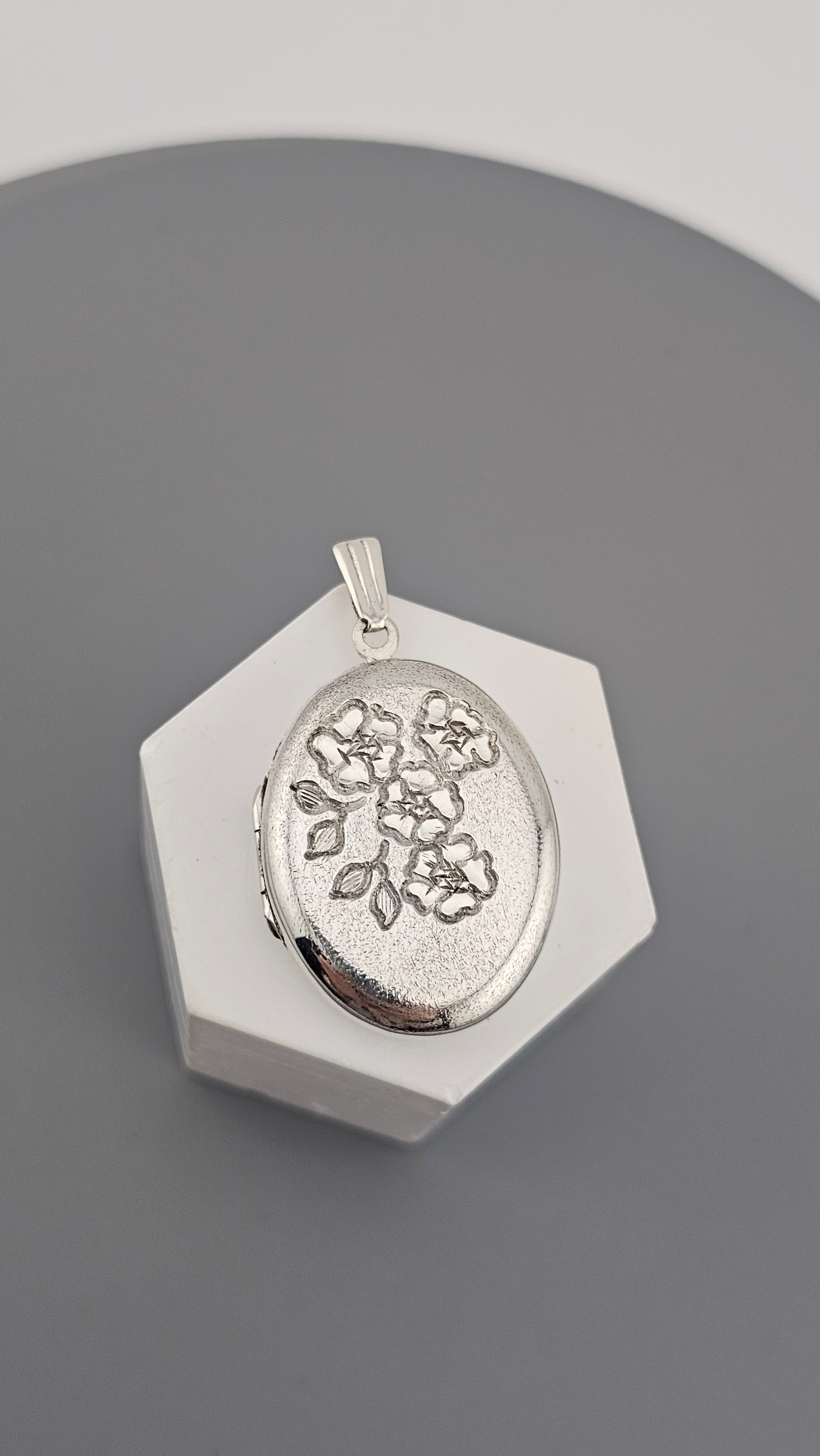Vintage 1979 Sterling Silver Textured Floral Locket Pendant