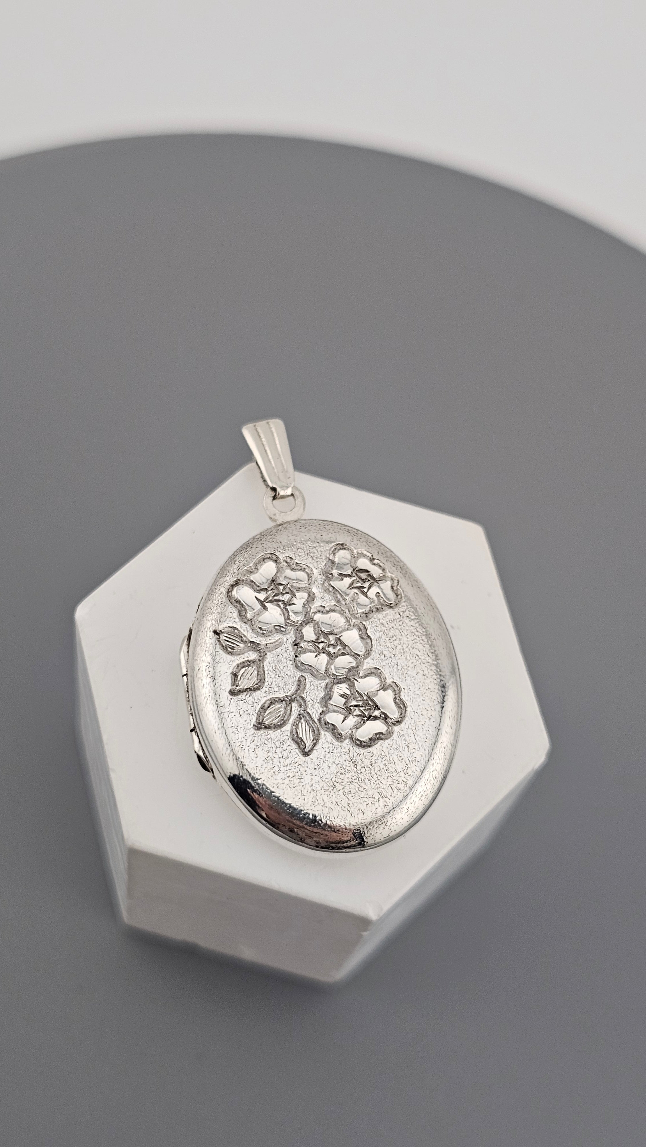 Vintage 1979 Sterling Silver Textured Floral Locket Pendant
