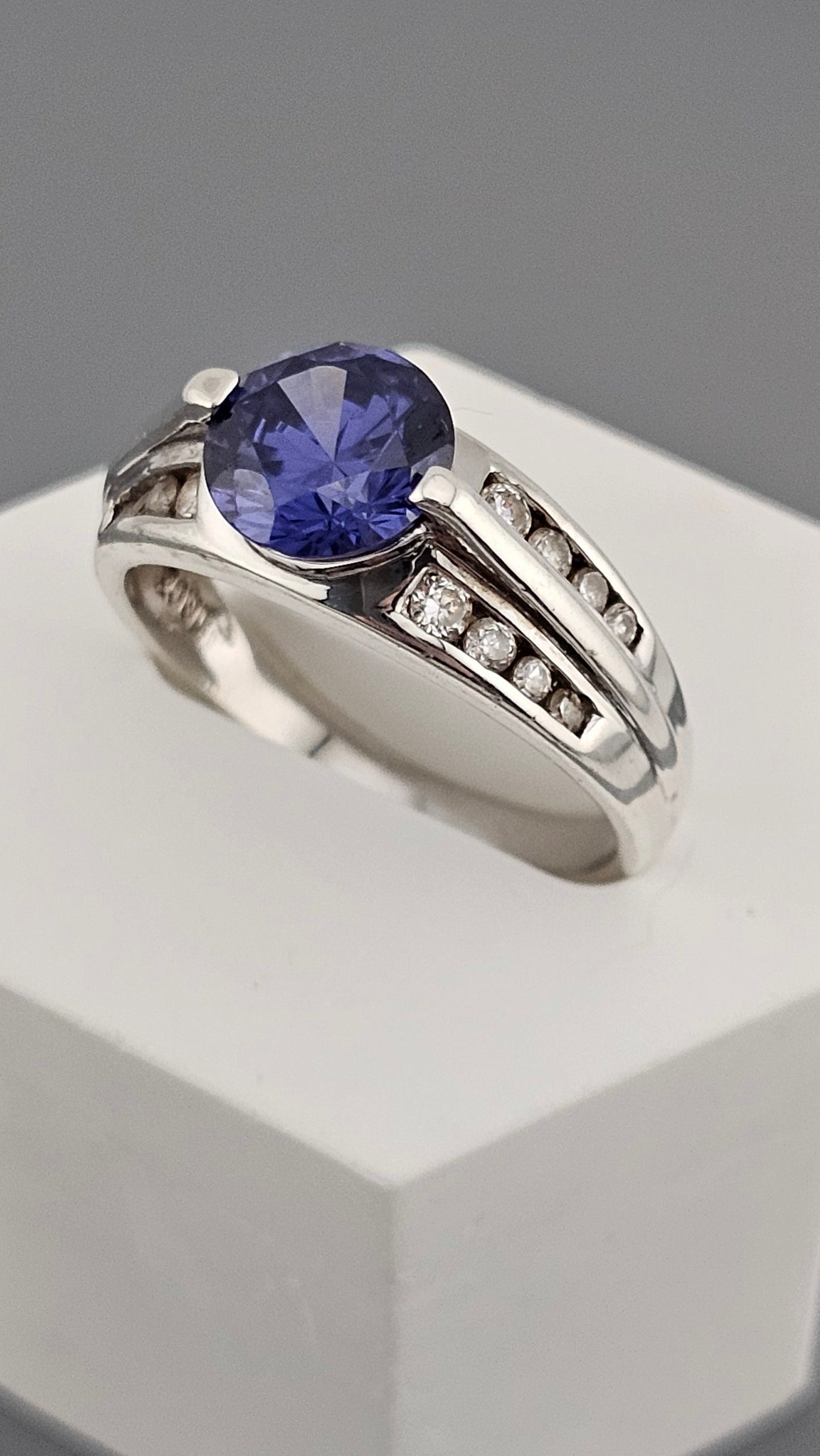 Elegant 925 Sterling Silver Diamonique (DQCZ) Statement Ring