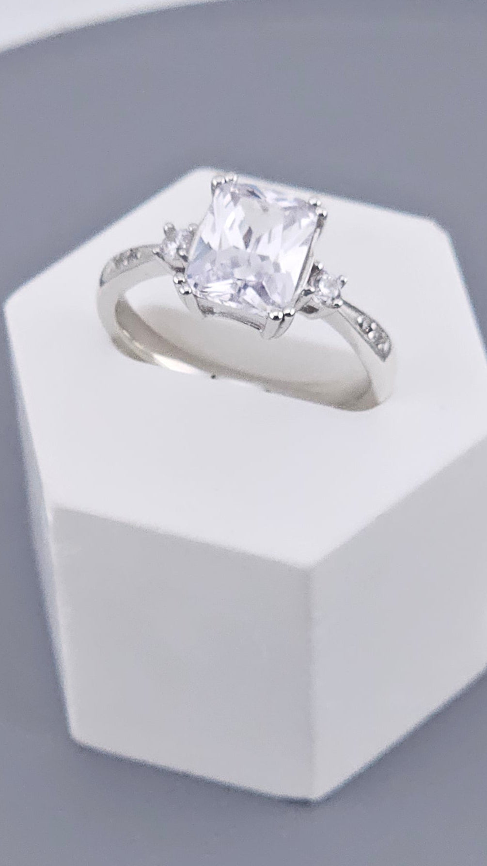Stunning 925 Sterling Silver Three-Stone Cubic Zirconia Trilogy Ring