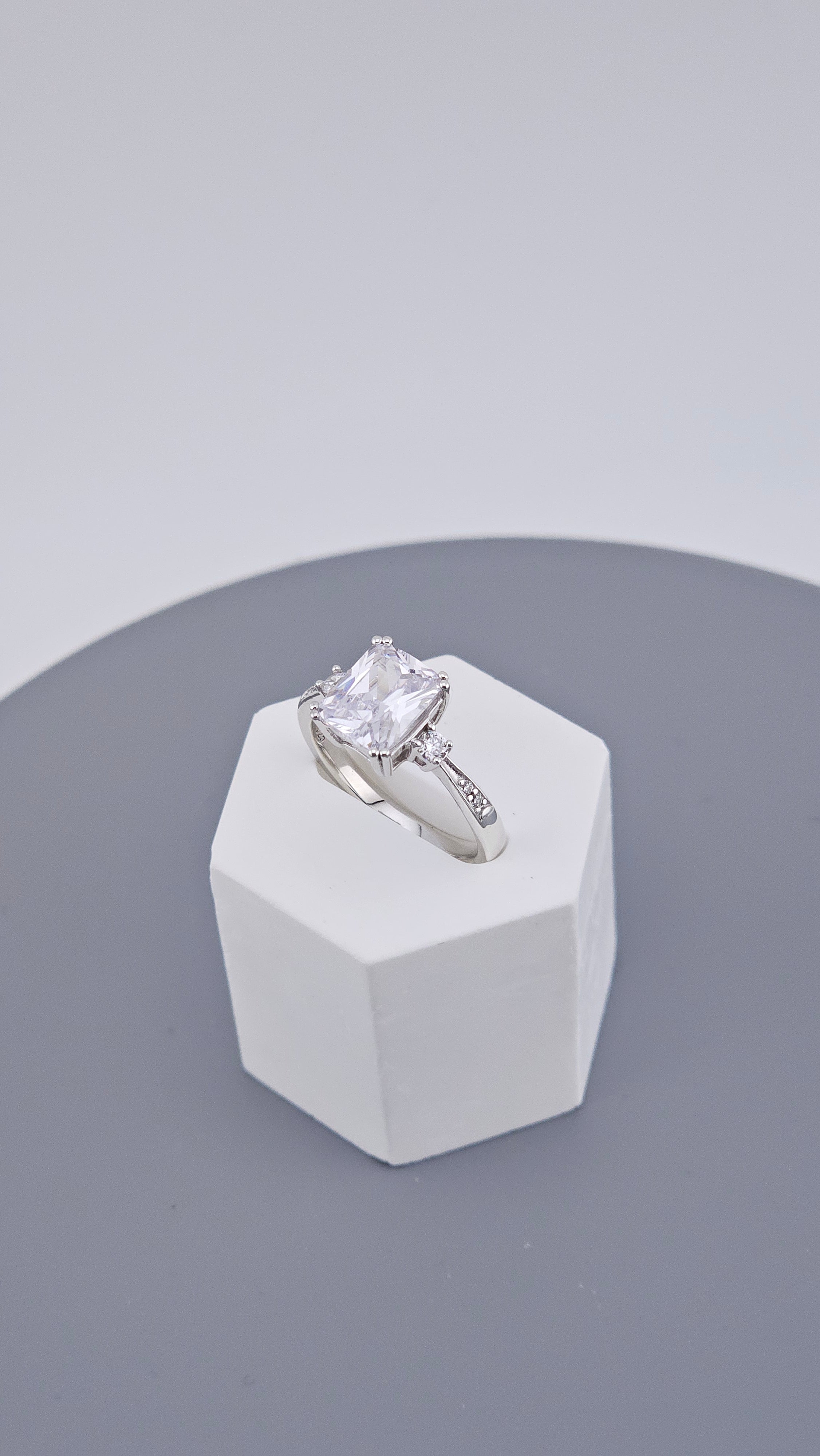 Stunning 925 Sterling Silver Three-Stone Cubic Zirconia Trilogy Ring