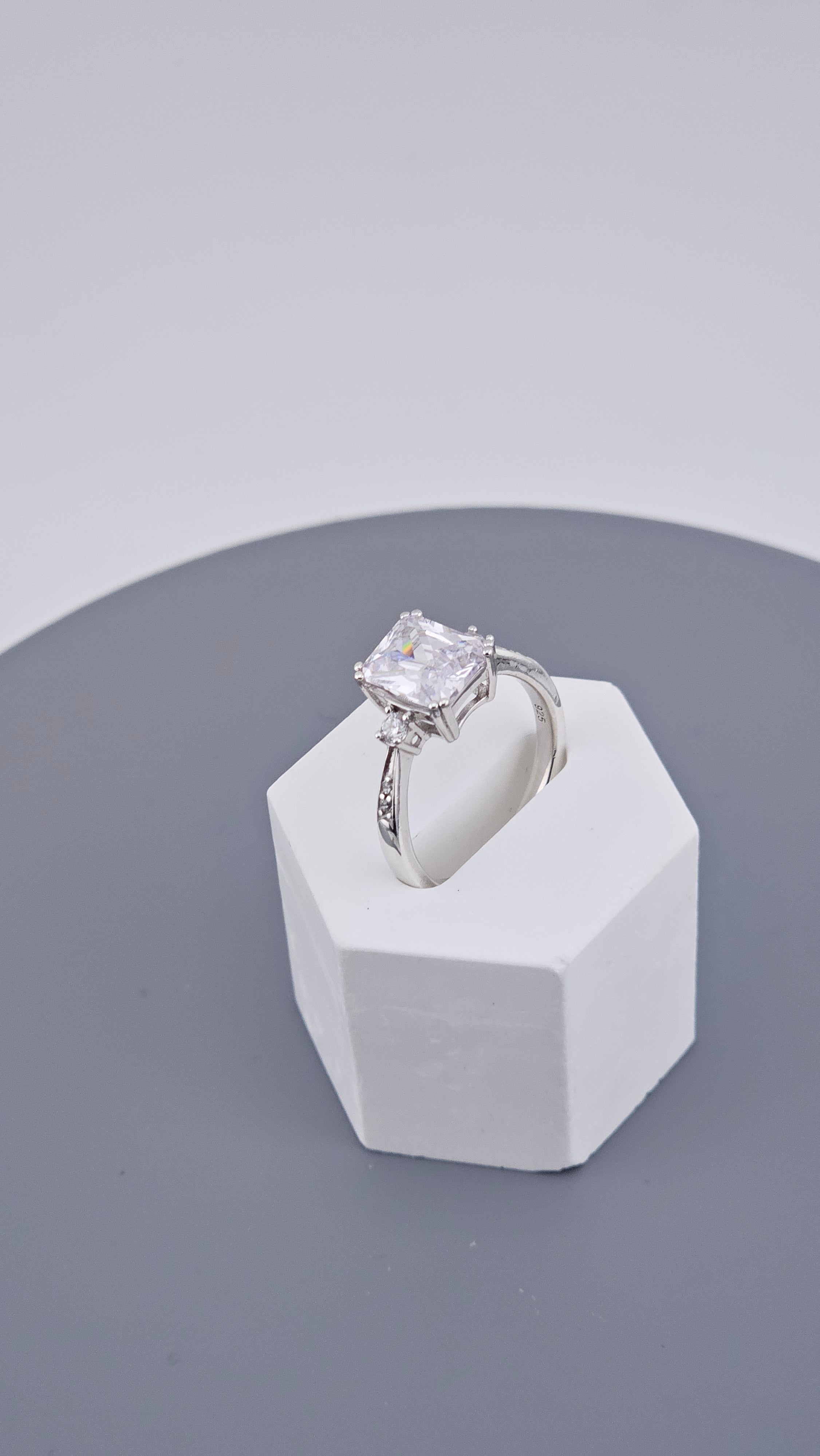 Stunning 925 Sterling Silver Three-Stone Cubic Zirconia Trilogy Ring
