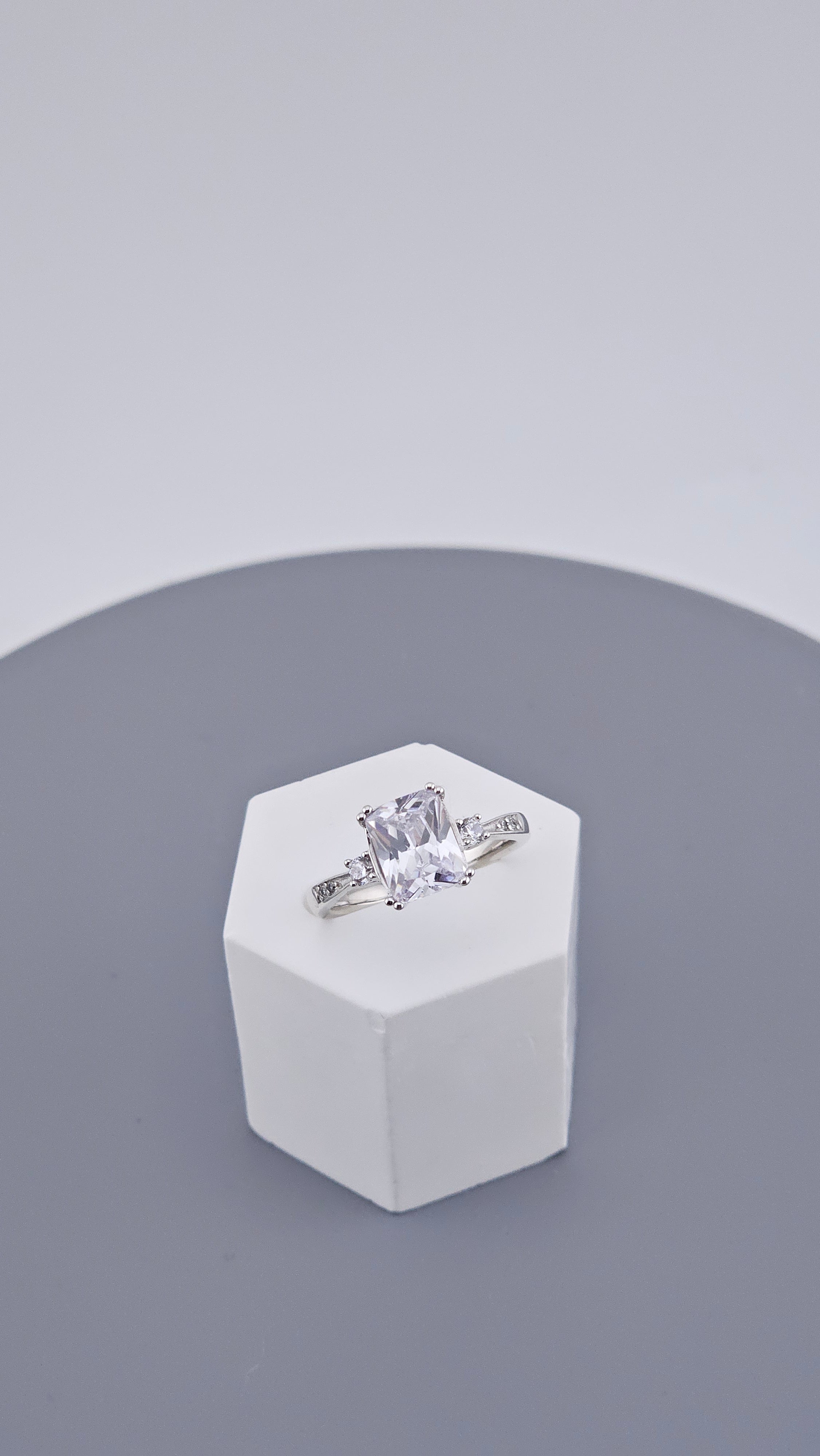 Stunning 925 Sterling Silver Three-Stone Cubic Zirconia Trilogy Ring