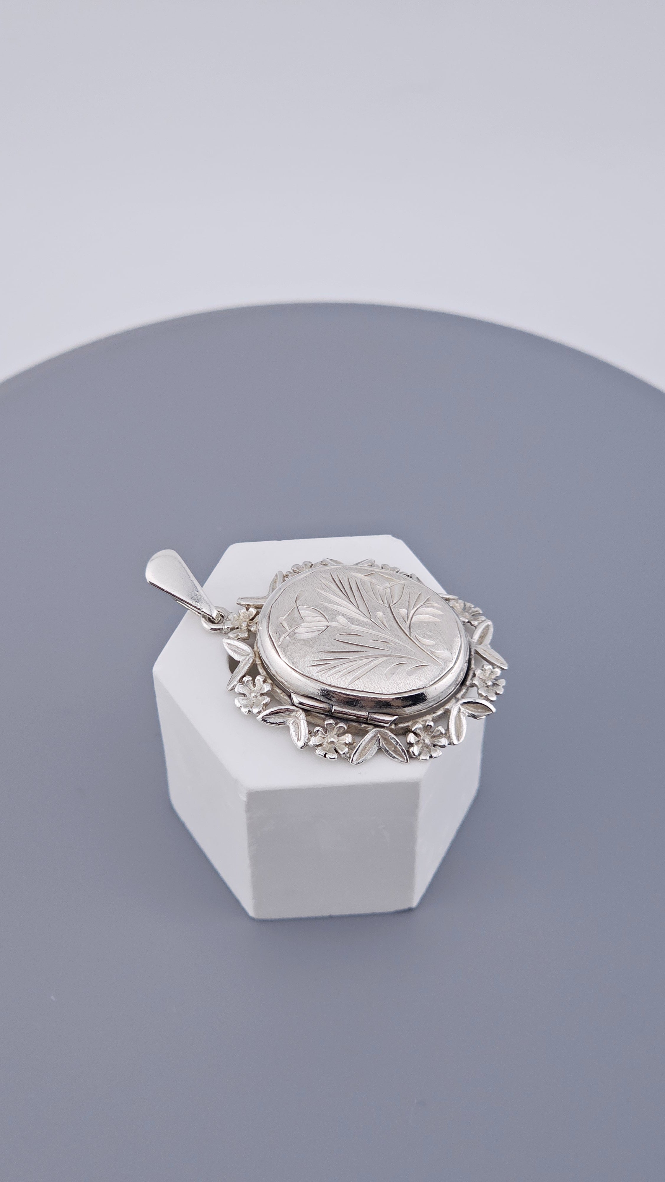 Vintage 1973 Joseph Smith Sterling Silver Locket Pendant