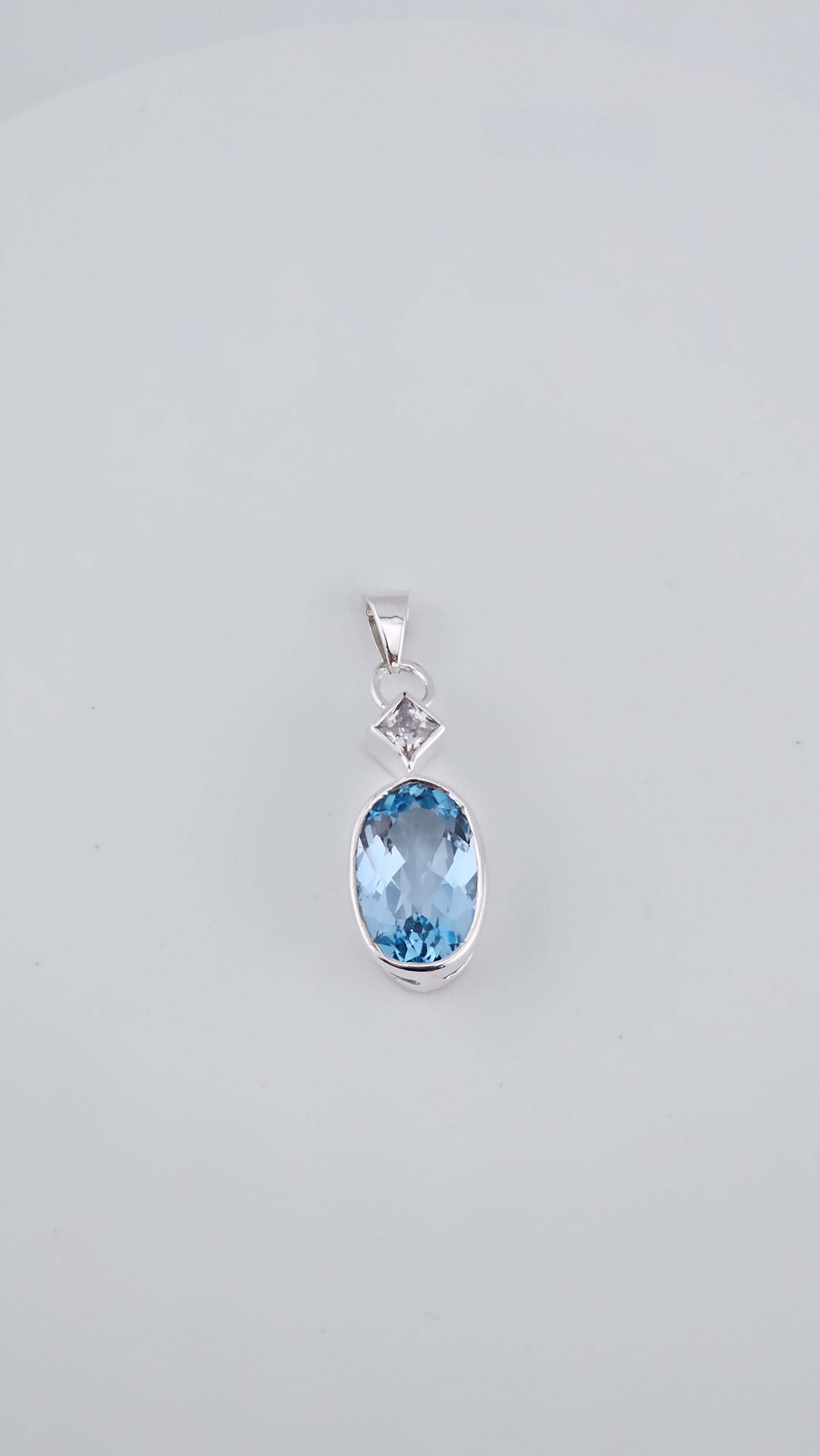 925 Sterling Silver Blue & White Topaz Drop Pendant (4.3g)