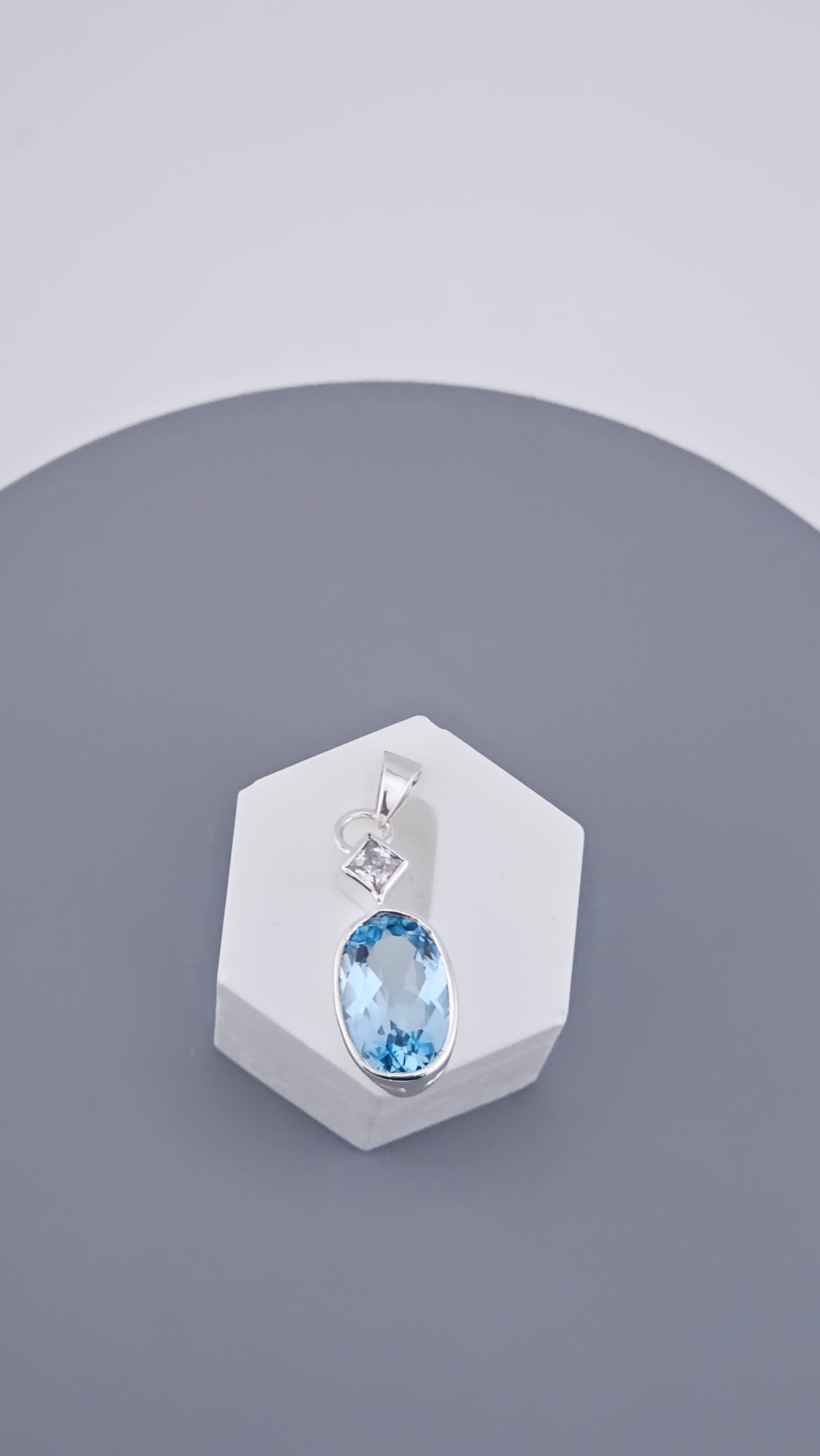 925 Sterling Silver Blue & White Topaz Drop Pendant (4.3g)