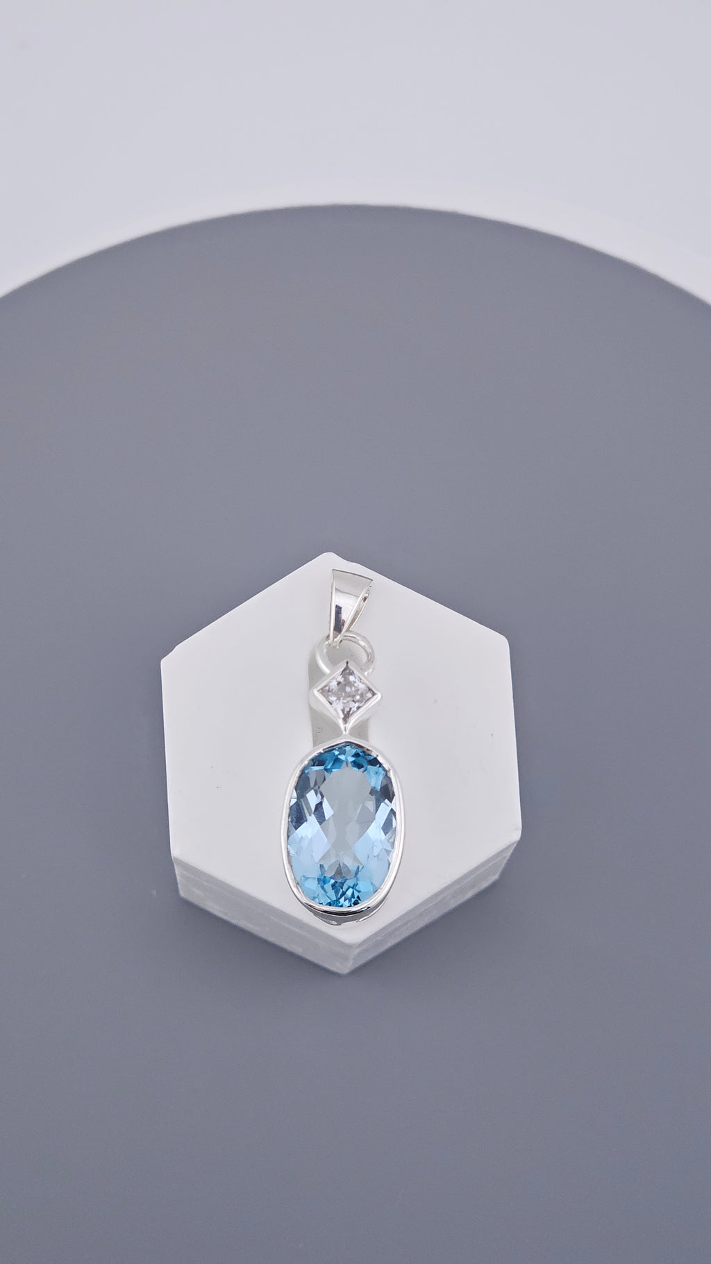 925 Sterling Silver Blue & White Topaz Drop Pendant (4.3g)