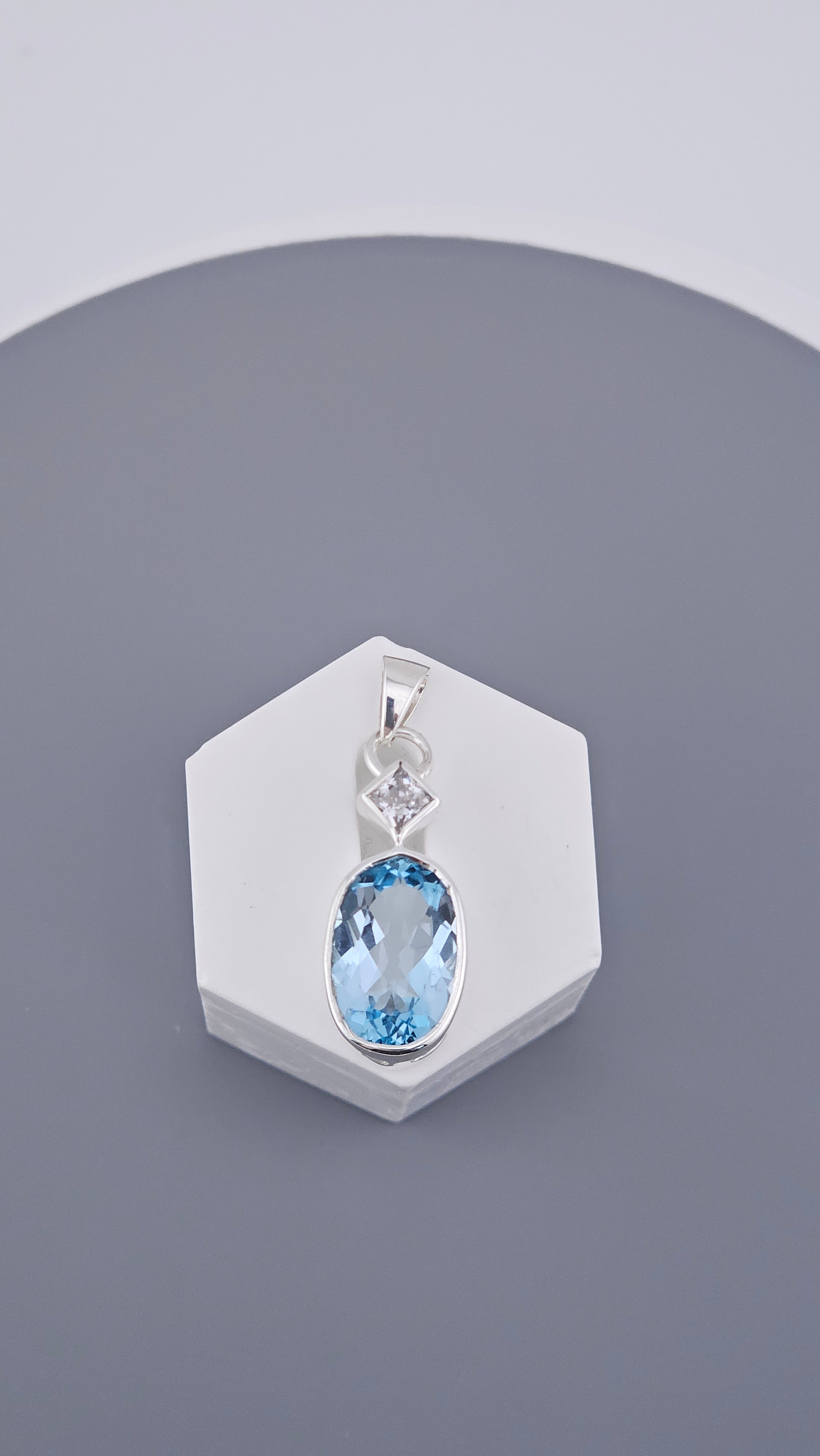 925 Sterling Silver Blue & White Topaz Drop Pendant (4.3g)