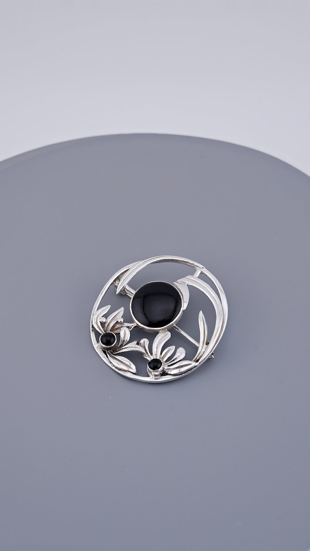 Vintage 925 Sterling Silver & Black Onyx Floral Circle Brooch – 34mm Round Openwork Pin (6.4g)