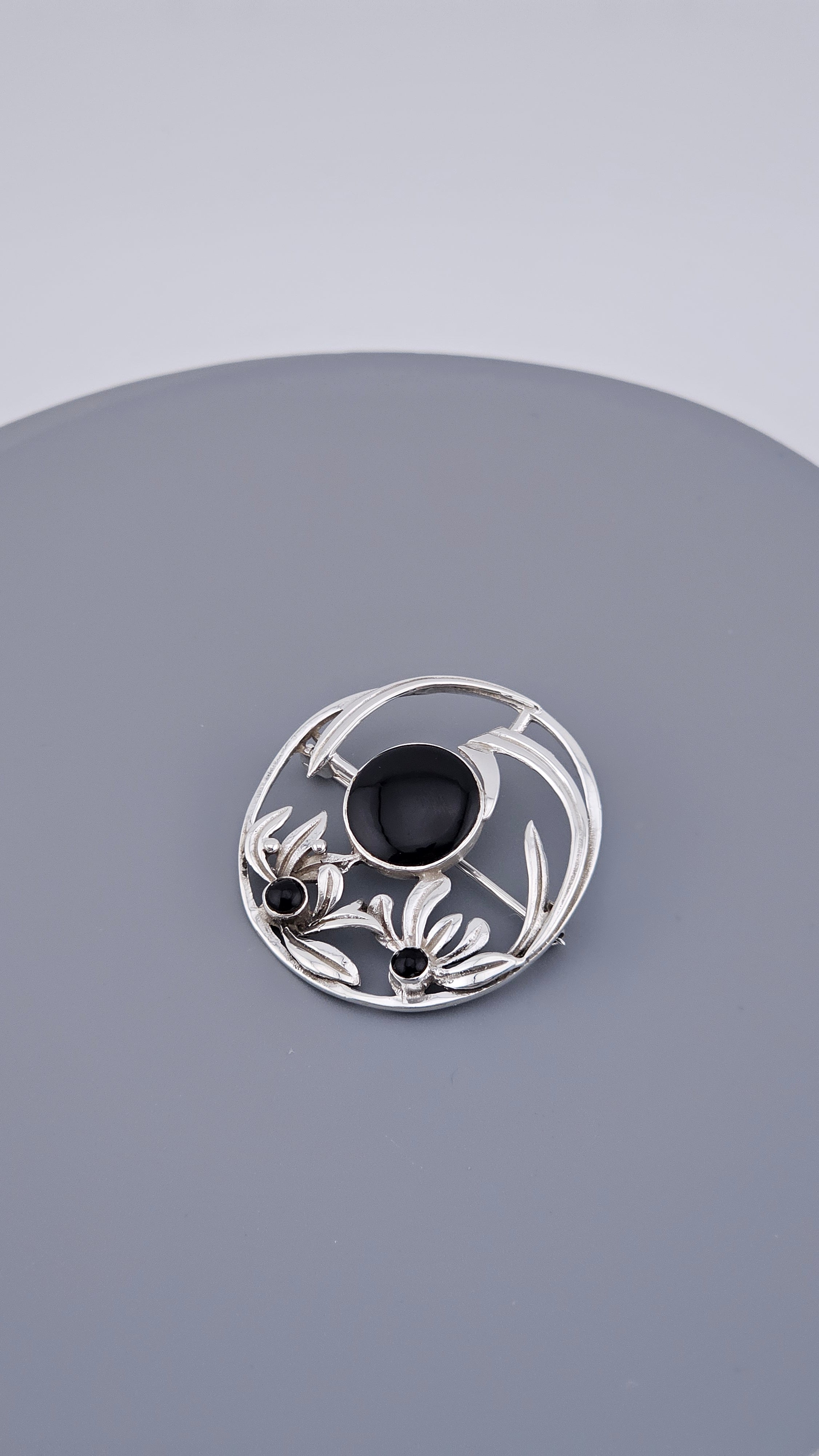 Vintage 925 Sterling Silver & Black Onyx Floral Circle Brooch – 34mm Round Openwork Pin (6.4g)