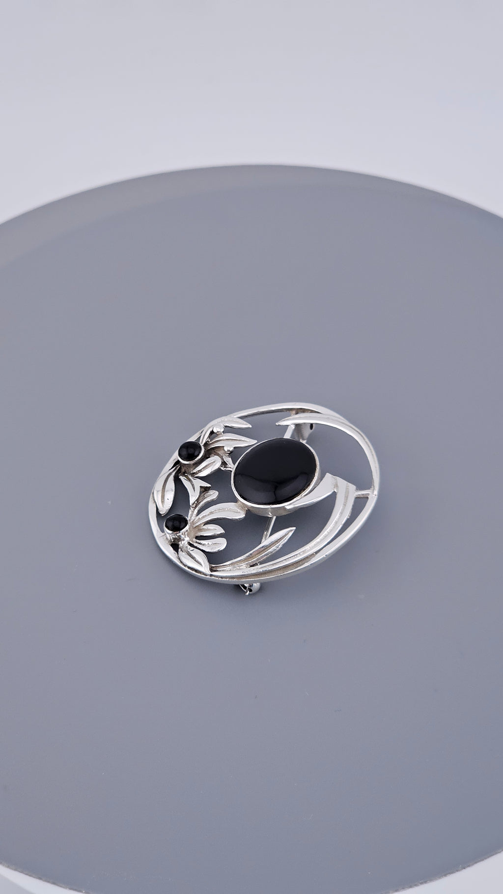 Vintage 925 Sterling Silver & Black Onyx Floral Circle Brooch – 34mm Round Openwork Pin (6.4g)