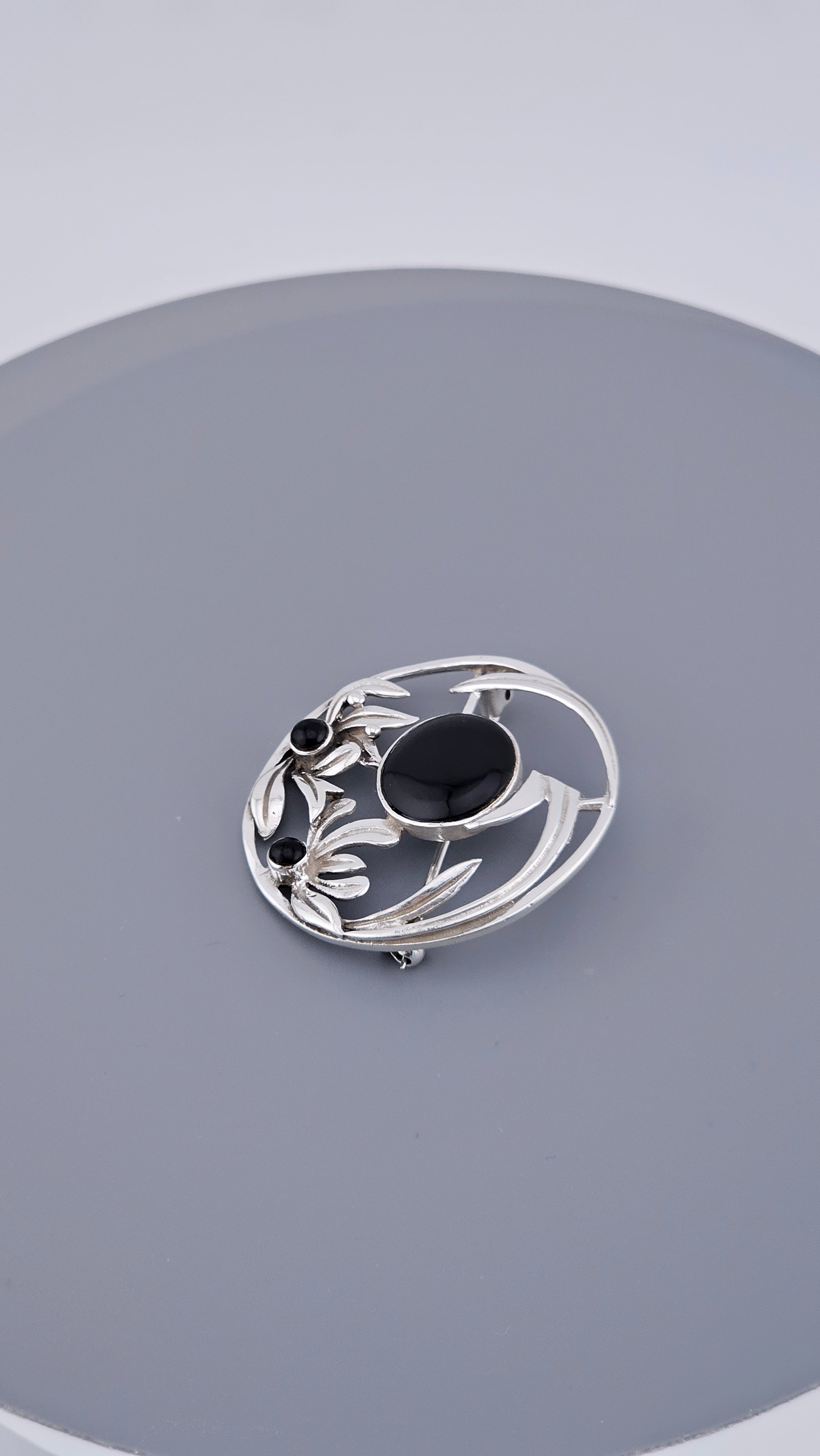 Vintage 925 Sterling Silver & Black Onyx Floral Circle Brooch – 34mm Round Openwork Pin (6.4g)