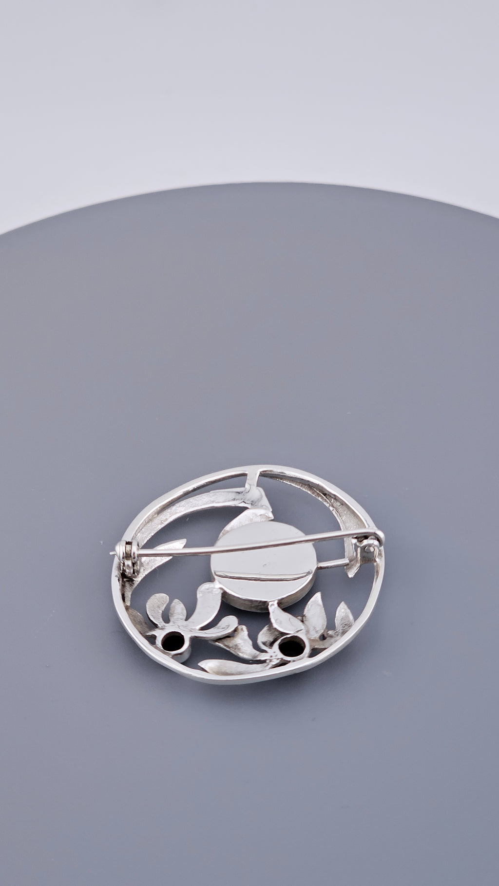 Vintage 925 Sterling Silver & Black Onyx Floral Circle Brooch – 34mm Round Openwork Pin (6.4g)