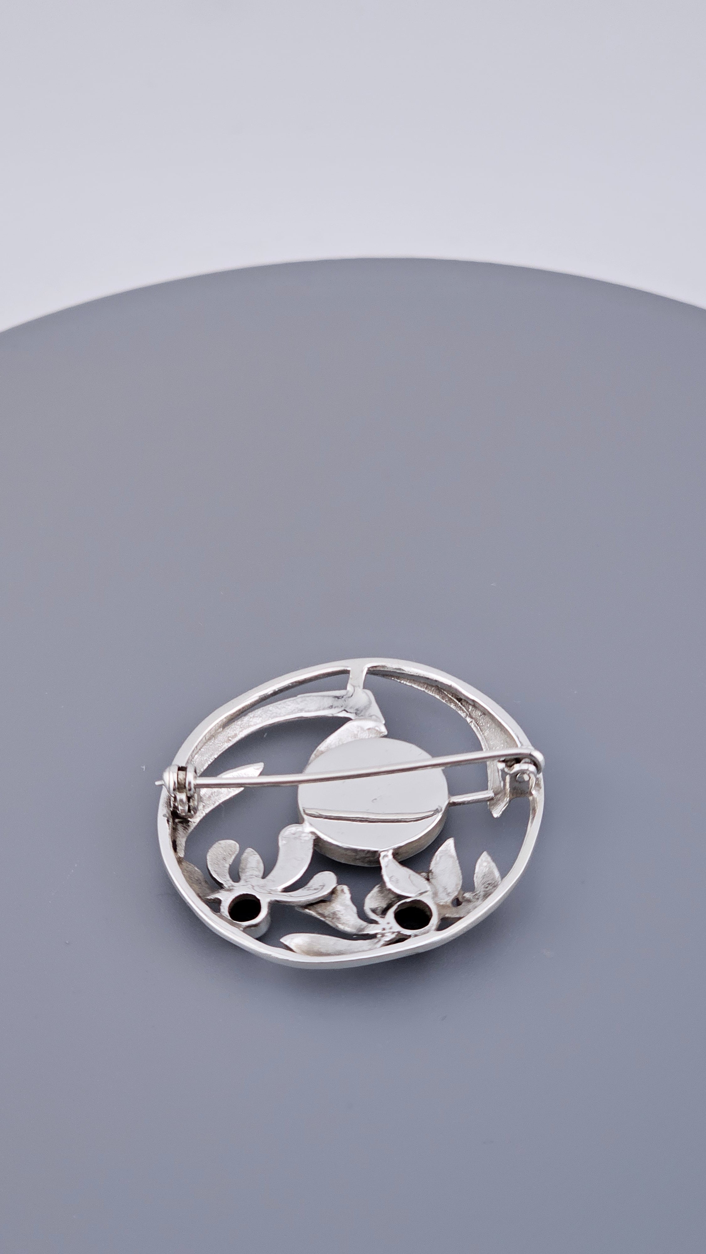 Vintage 925 Sterling Silver & Black Onyx Floral Circle Brooch – 34mm Round Openwork Pin (6.4g)