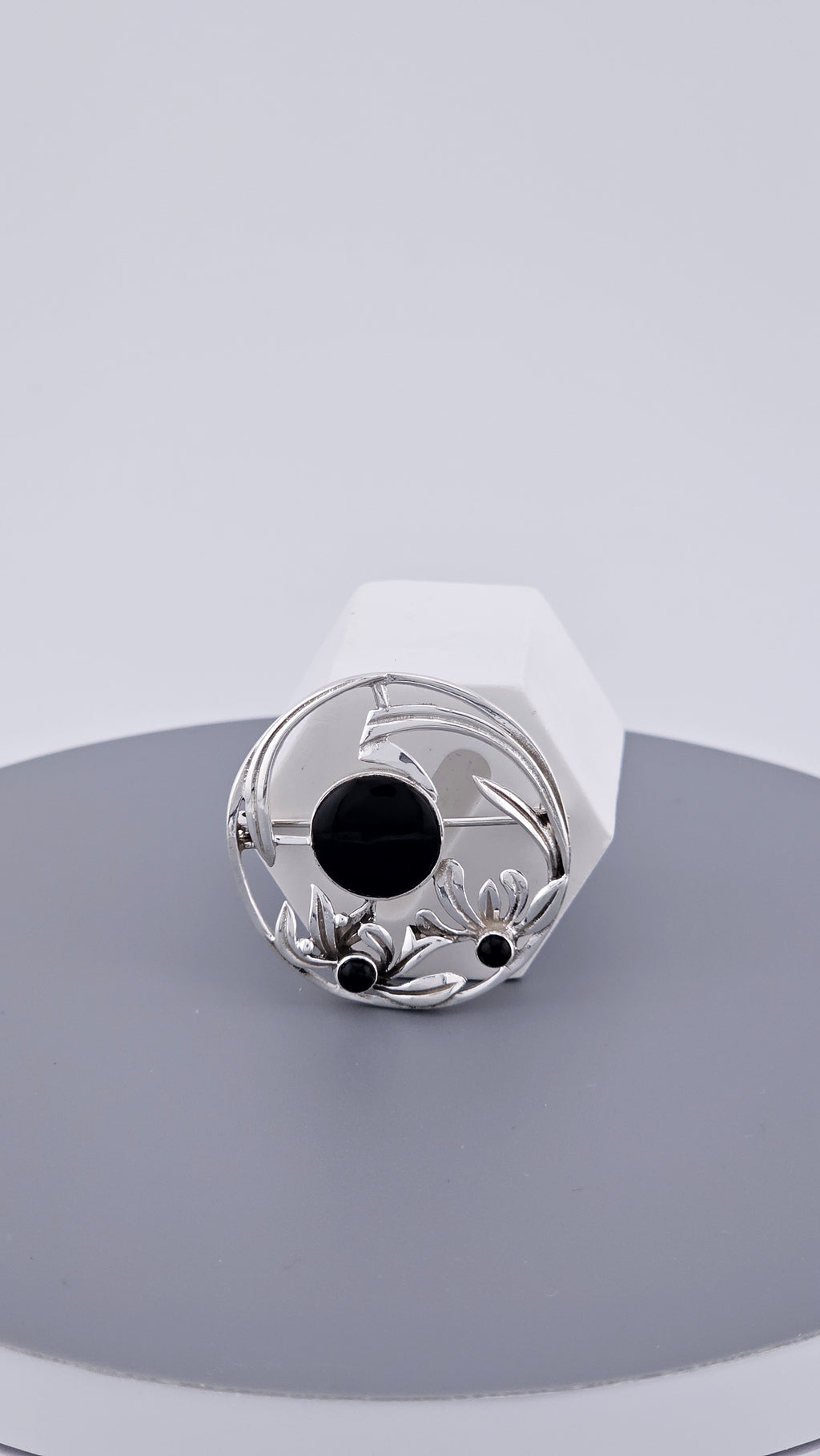 Vintage 925 Sterling Silver & Black Onyx Floral Circle Brooch – 34mm Round Openwork Pin (6.4g)