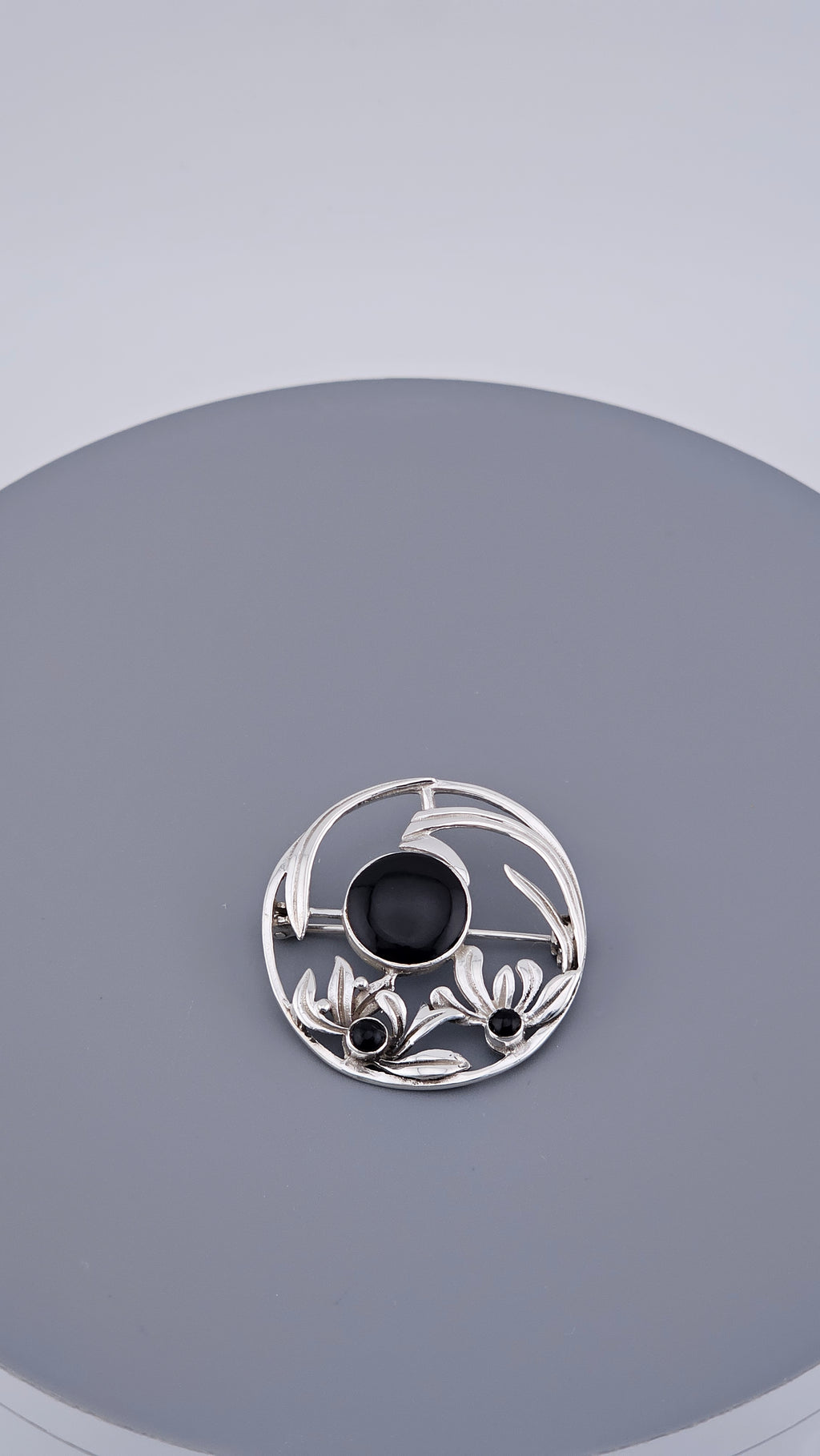 Vintage 925 Sterling Silver & Black Onyx Floral Circle Brooch – 34mm Round Openwork Pin (6.4g)