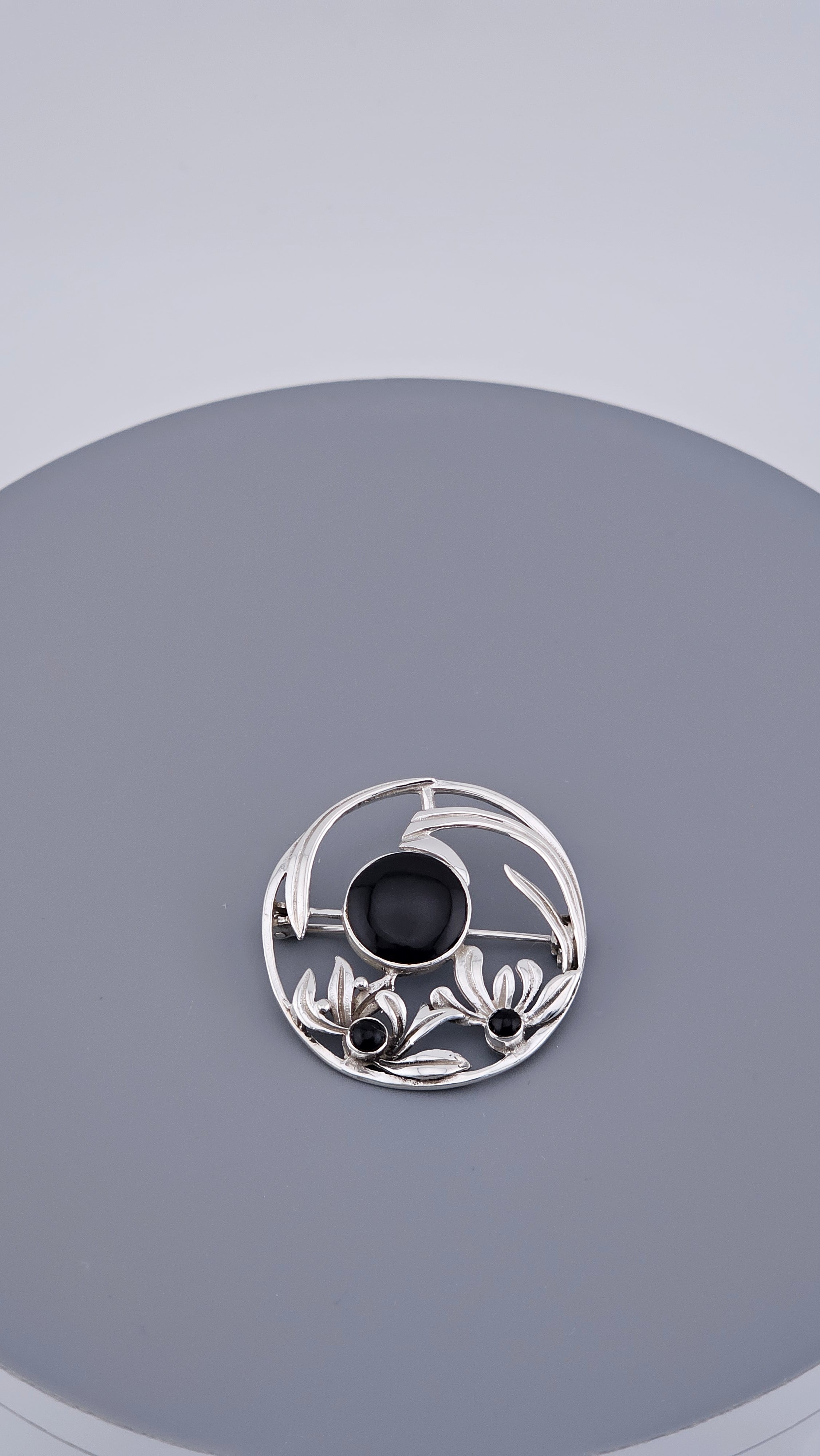 Vintage 925 Sterling Silver & Black Onyx Floral Circle Brooch – 34mm Round Openwork Pin (6.4g)