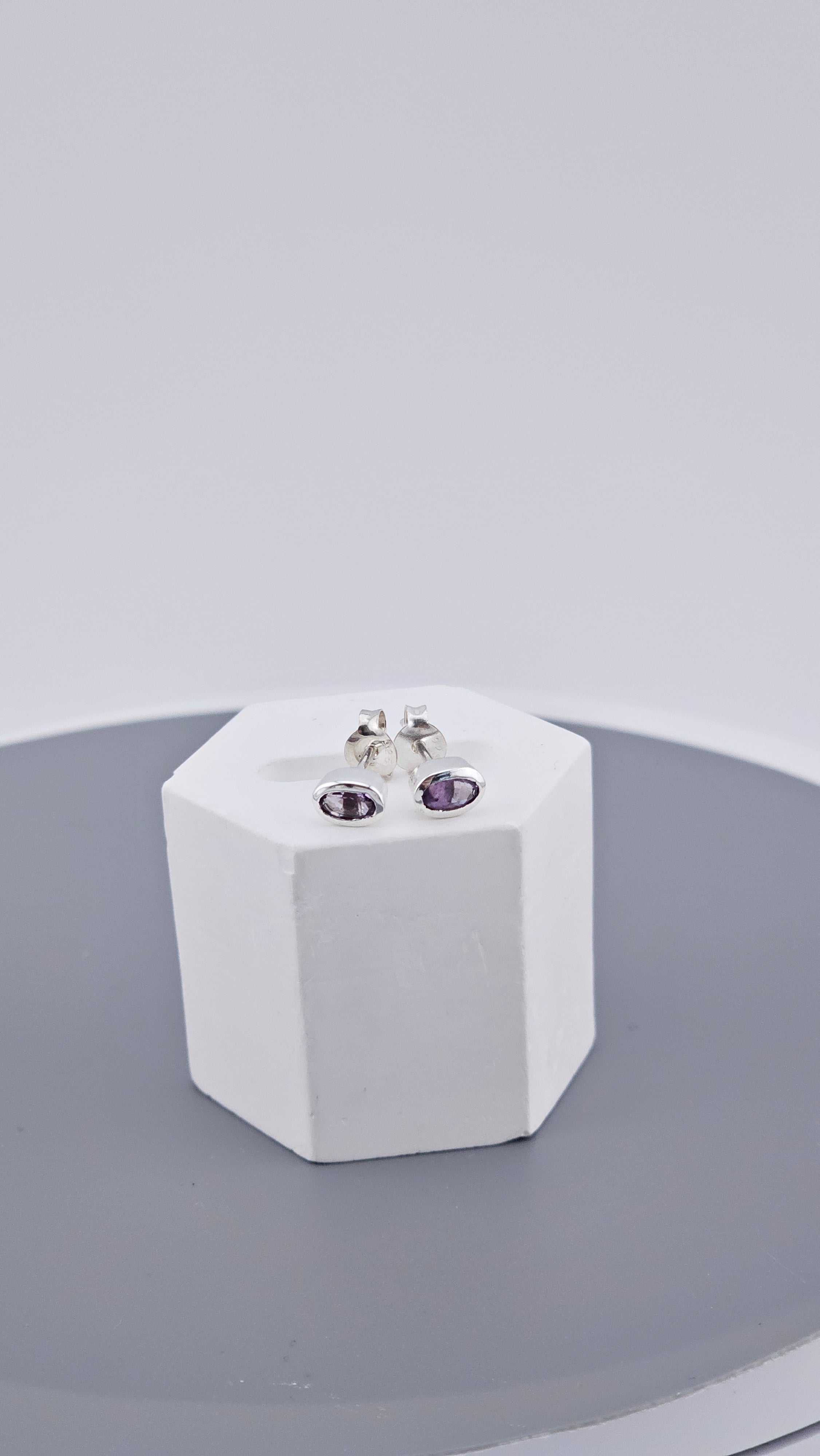 Minimalist 925 Sterling Silver Oval Amethyst Bezel Stud Earrings (1.34g)