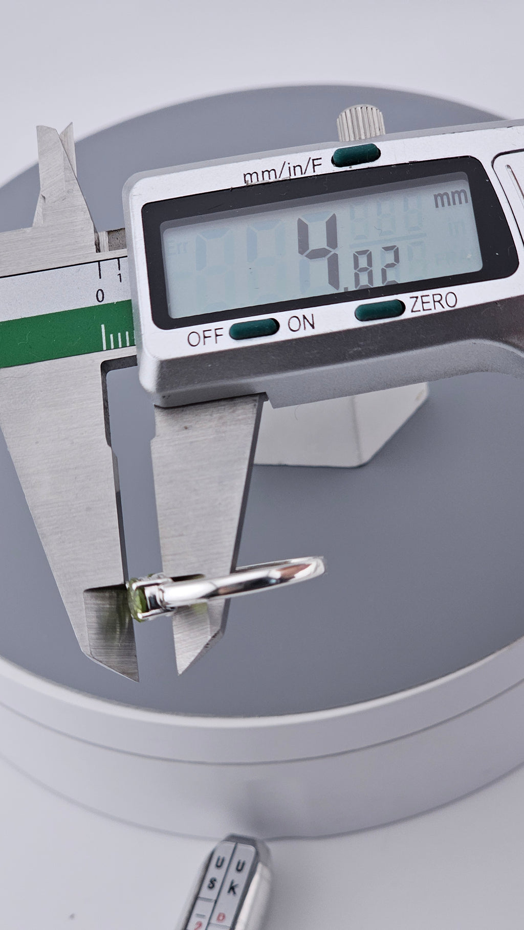 Pre-Loved 925 Sterling Silver Three-Stone Peridot Ring - Size UK P ½ / US 7.75 (2.77g)