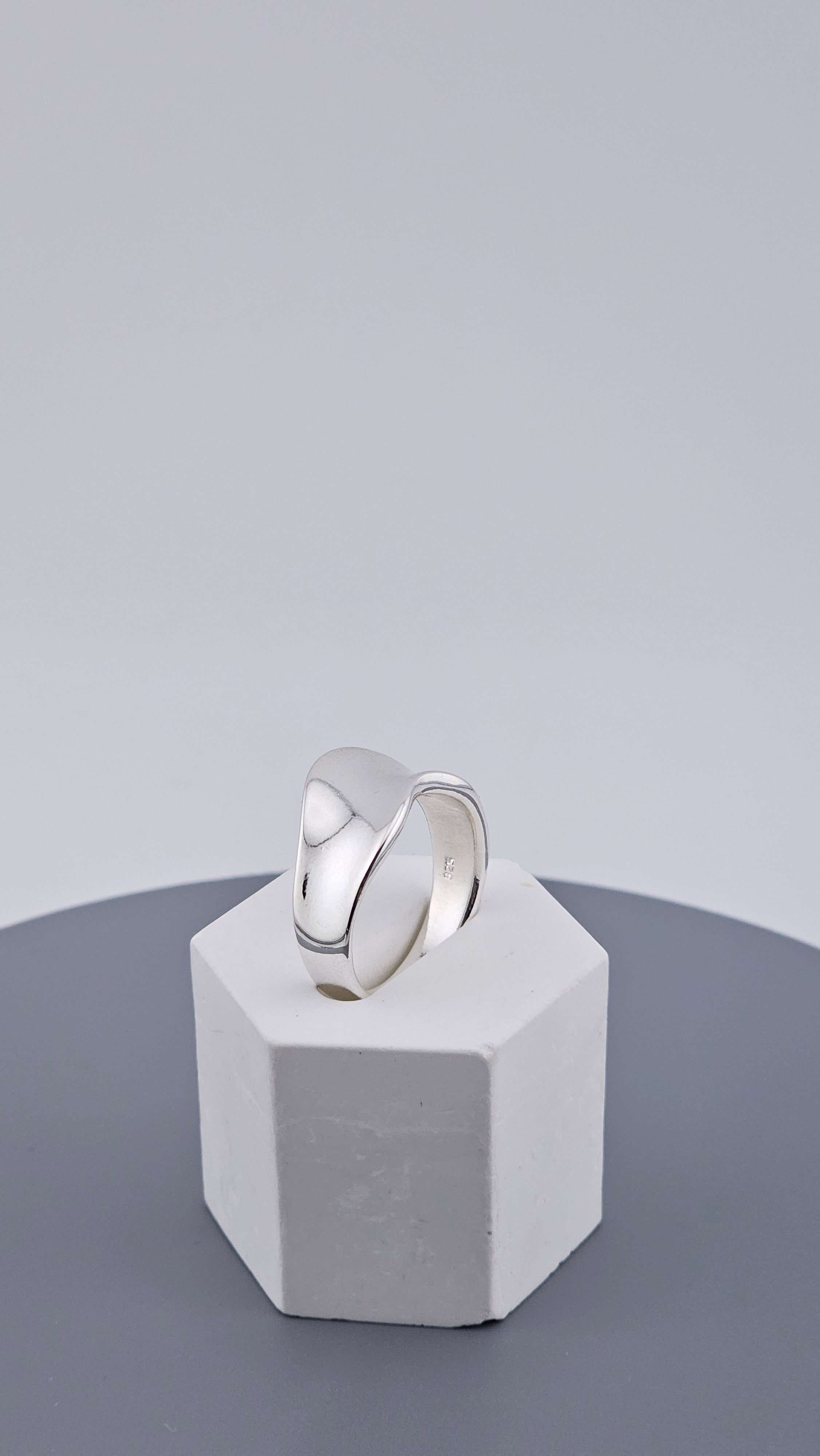 Vintage 925 Sterling Silver Wavy Plain Band Ring