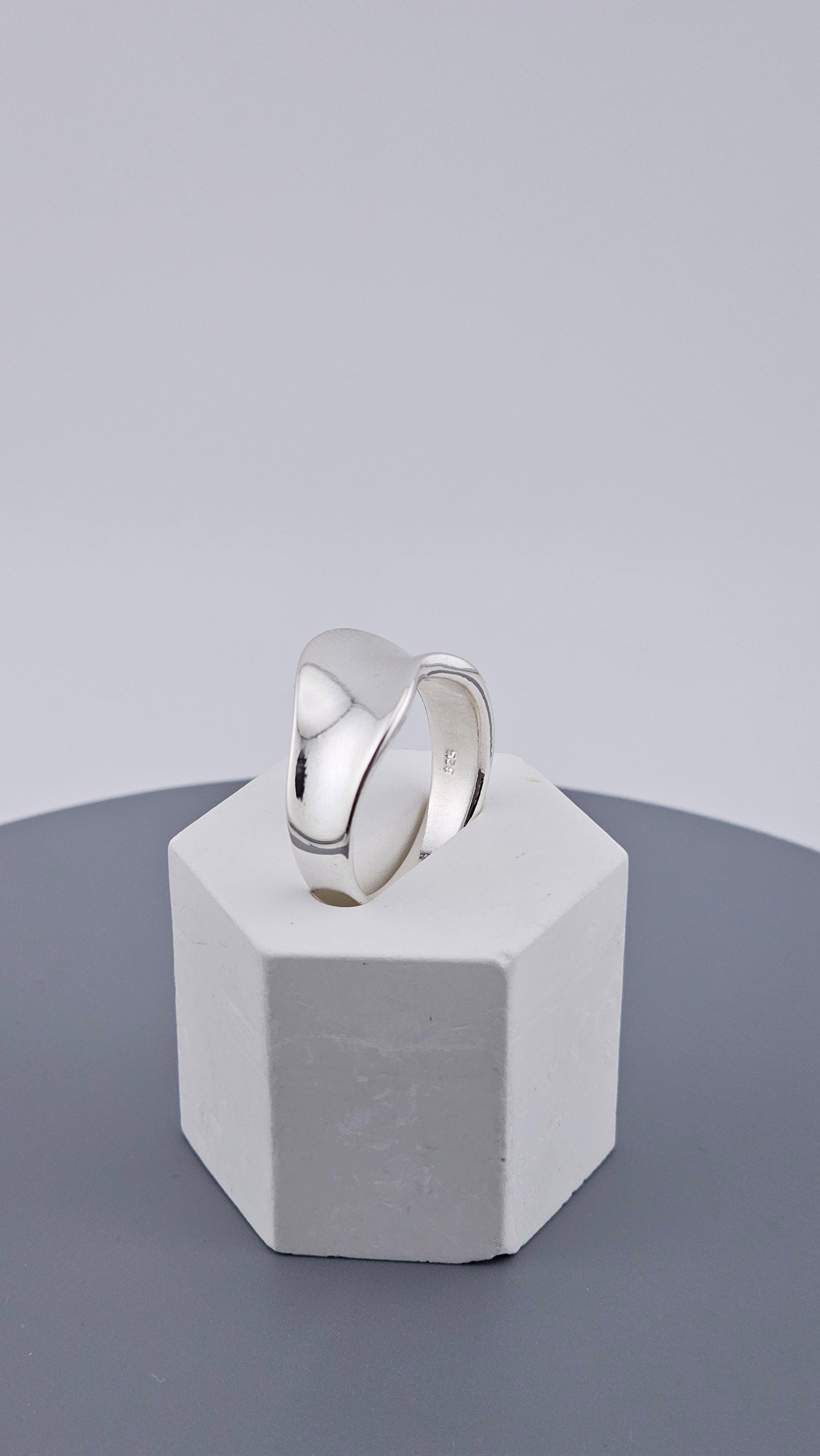 Vintage 925 Sterling Silver Wavy Plain Band Ring