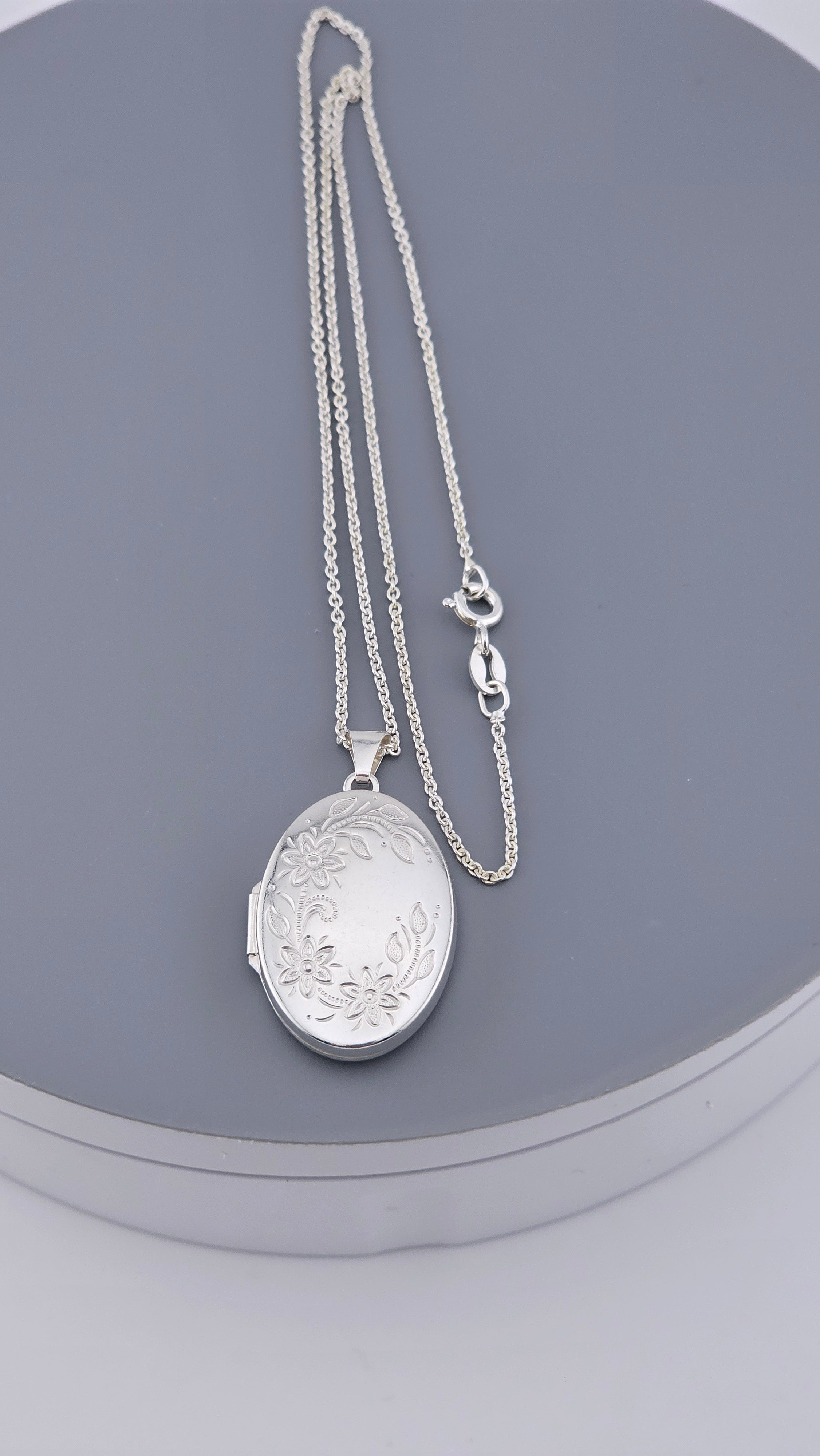 925 Sterling Silver Double-Sided Oval Locket & Chain