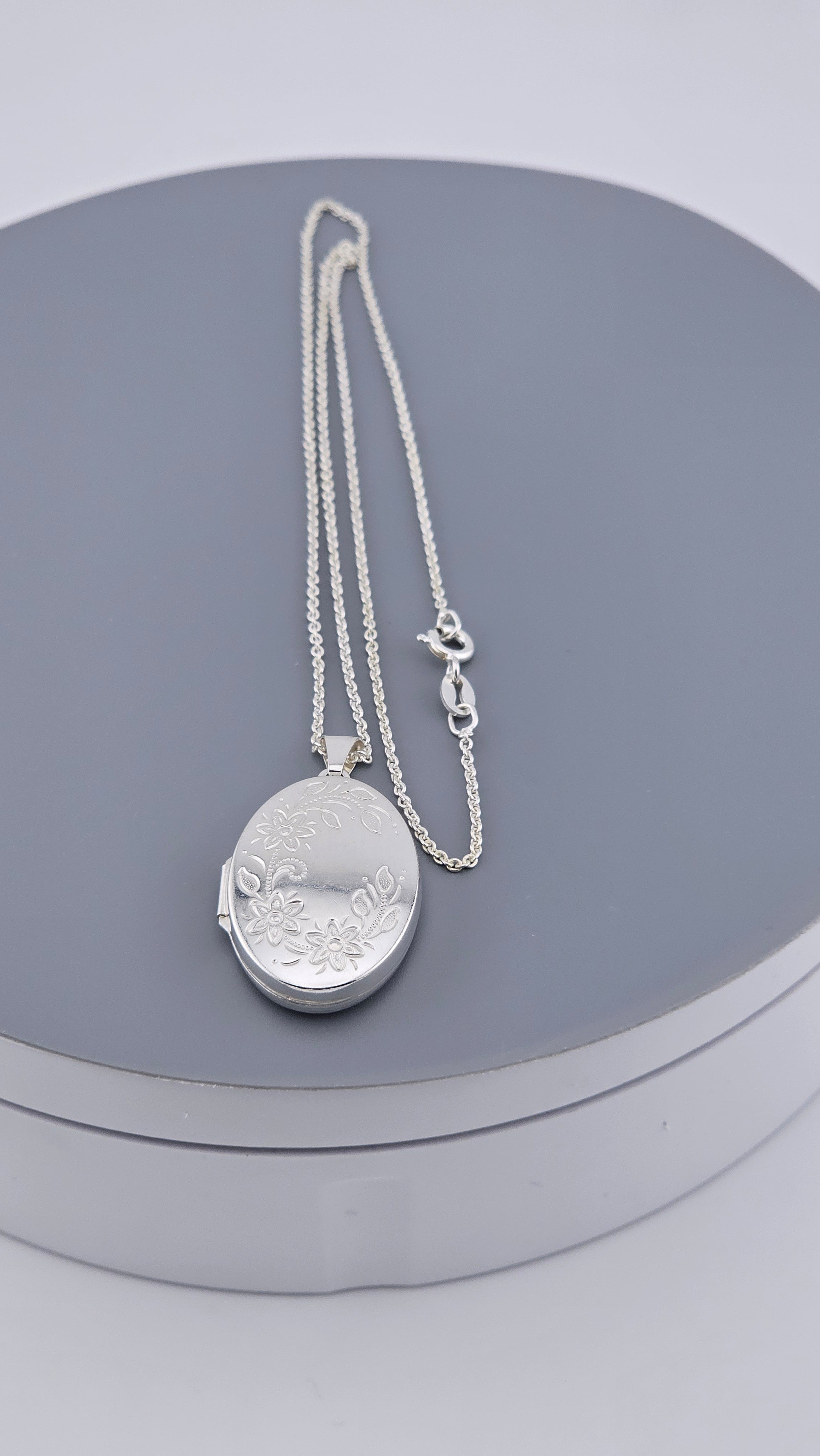 925 Sterling Silver Double-Sided Oval Locket & Chain