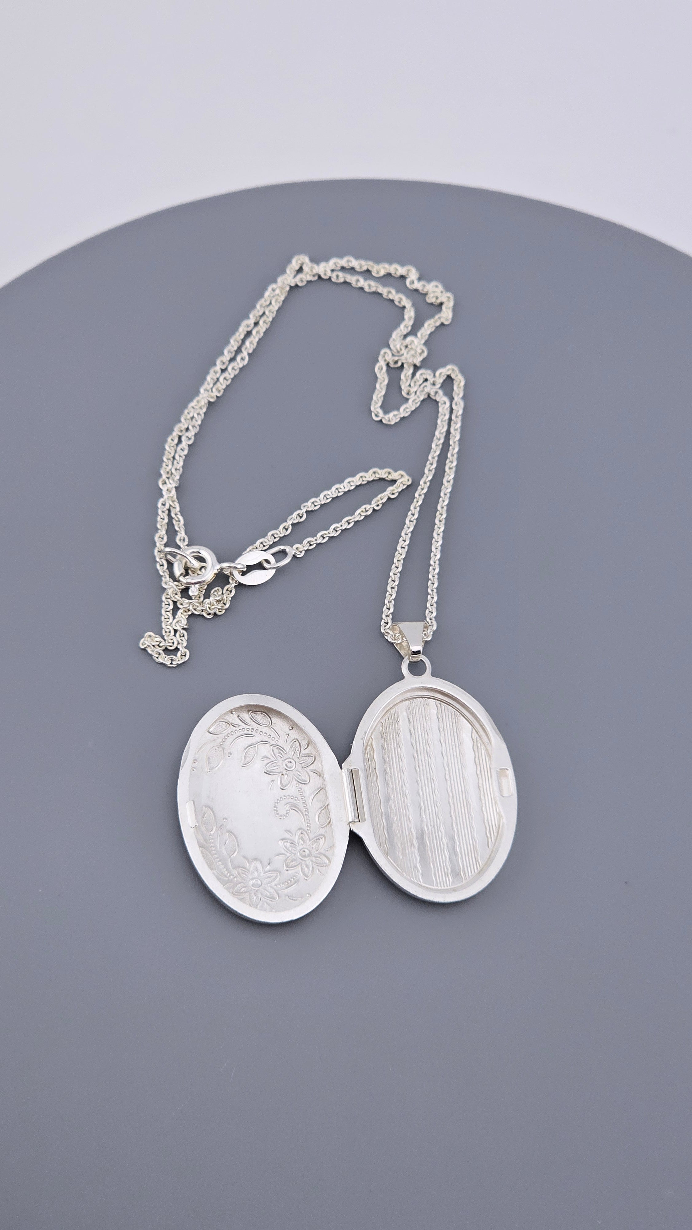925 Sterling Silver Double-Sided Oval Locket & Chain