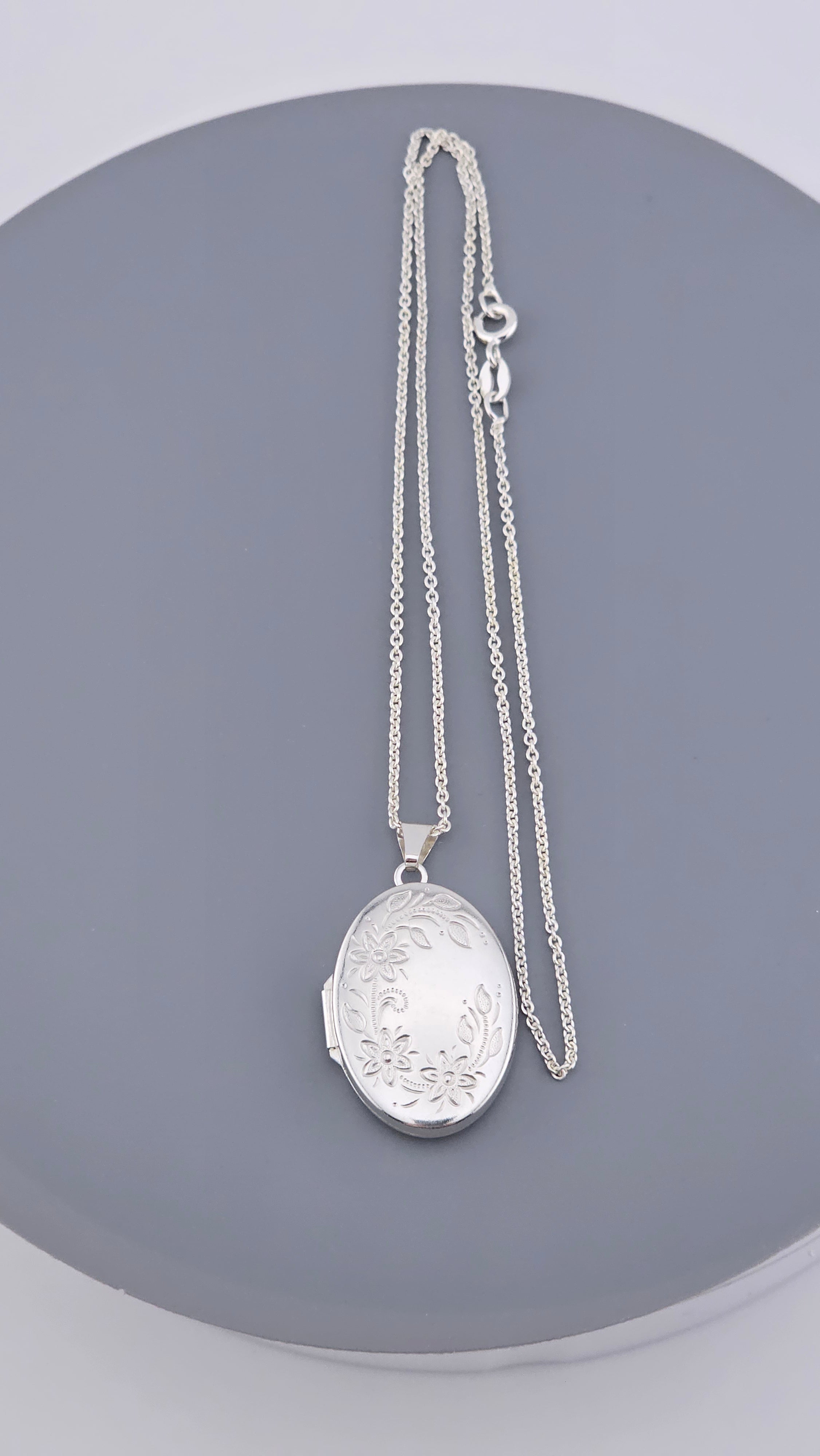 925 Sterling Silver Double-Sided Oval Locket & Chain