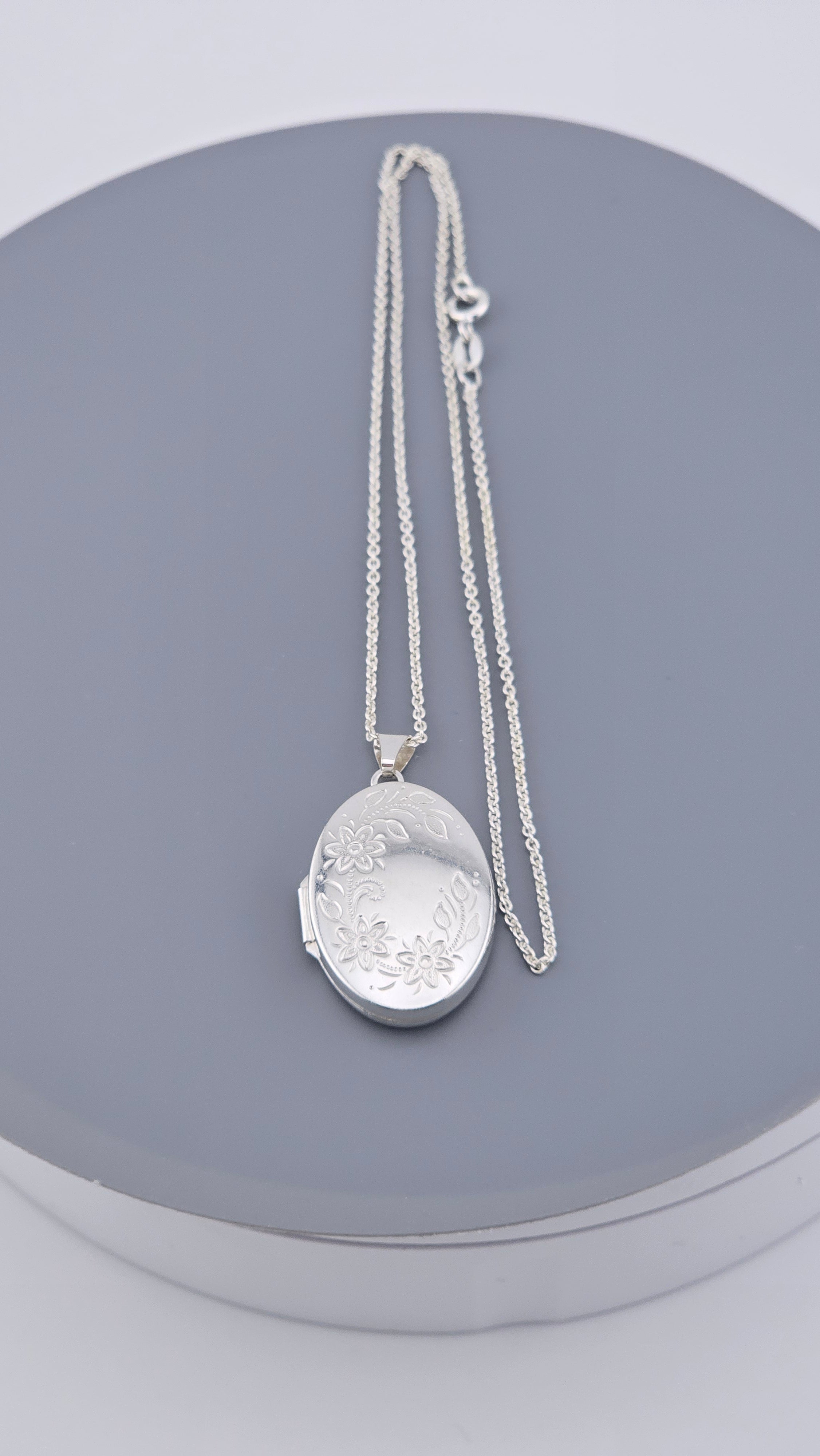925 Sterling Silver Double-Sided Oval Locket & Chain