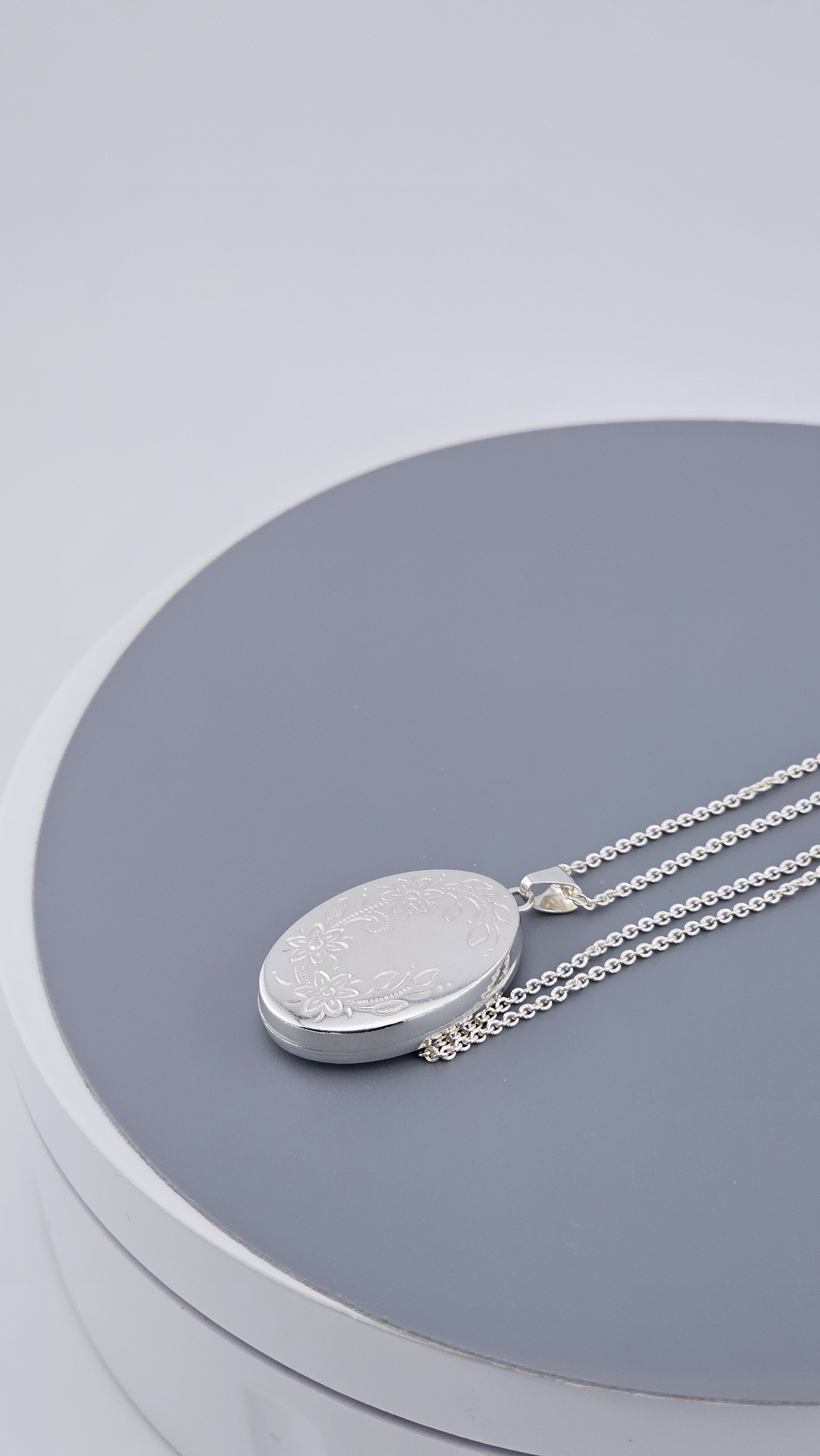 925 Sterling Silver Double-Sided Oval Locket & Chain