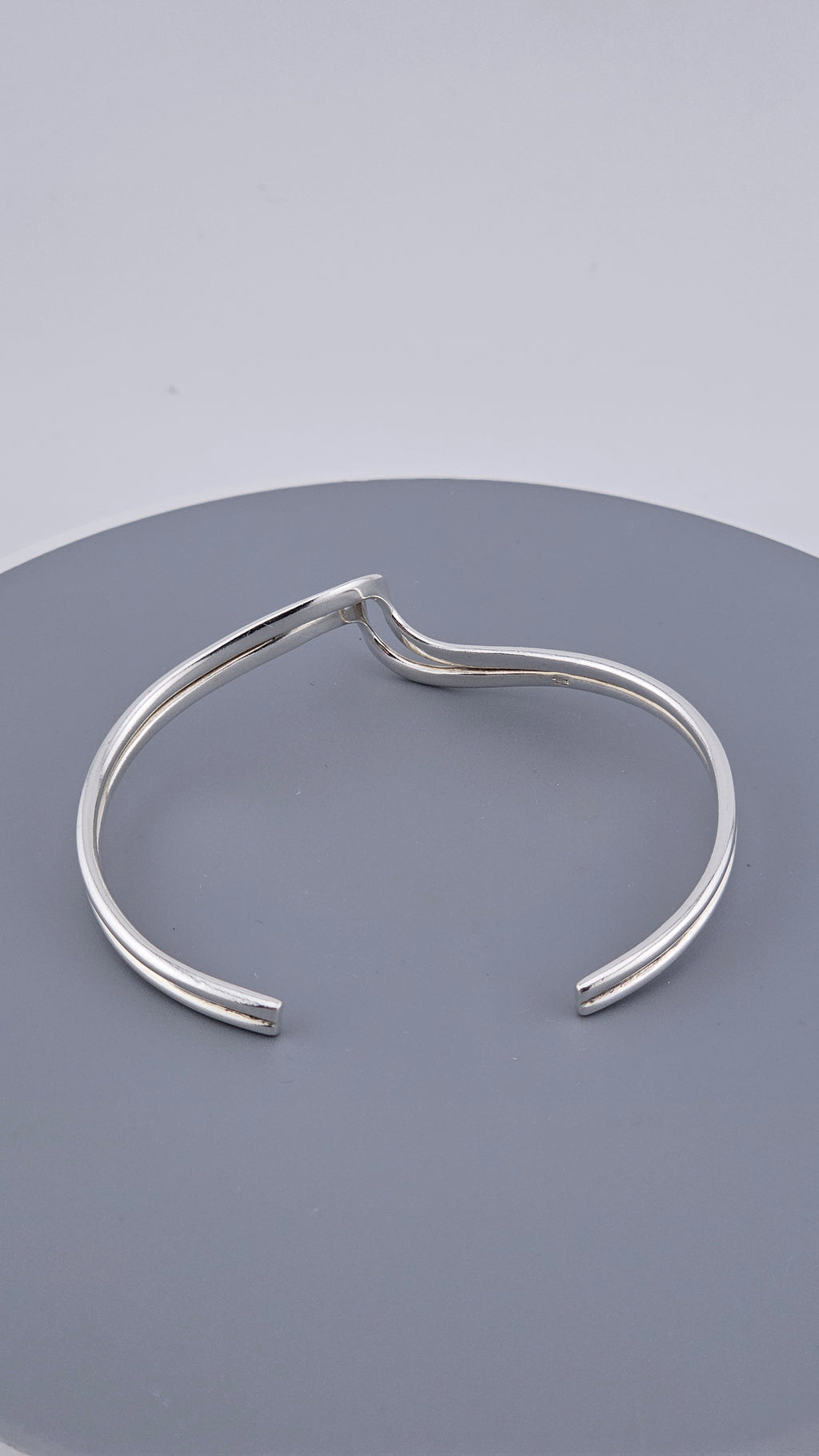 Vintage 925 Sterling Silver Double-Ribbon V-Cuff 17.5cm