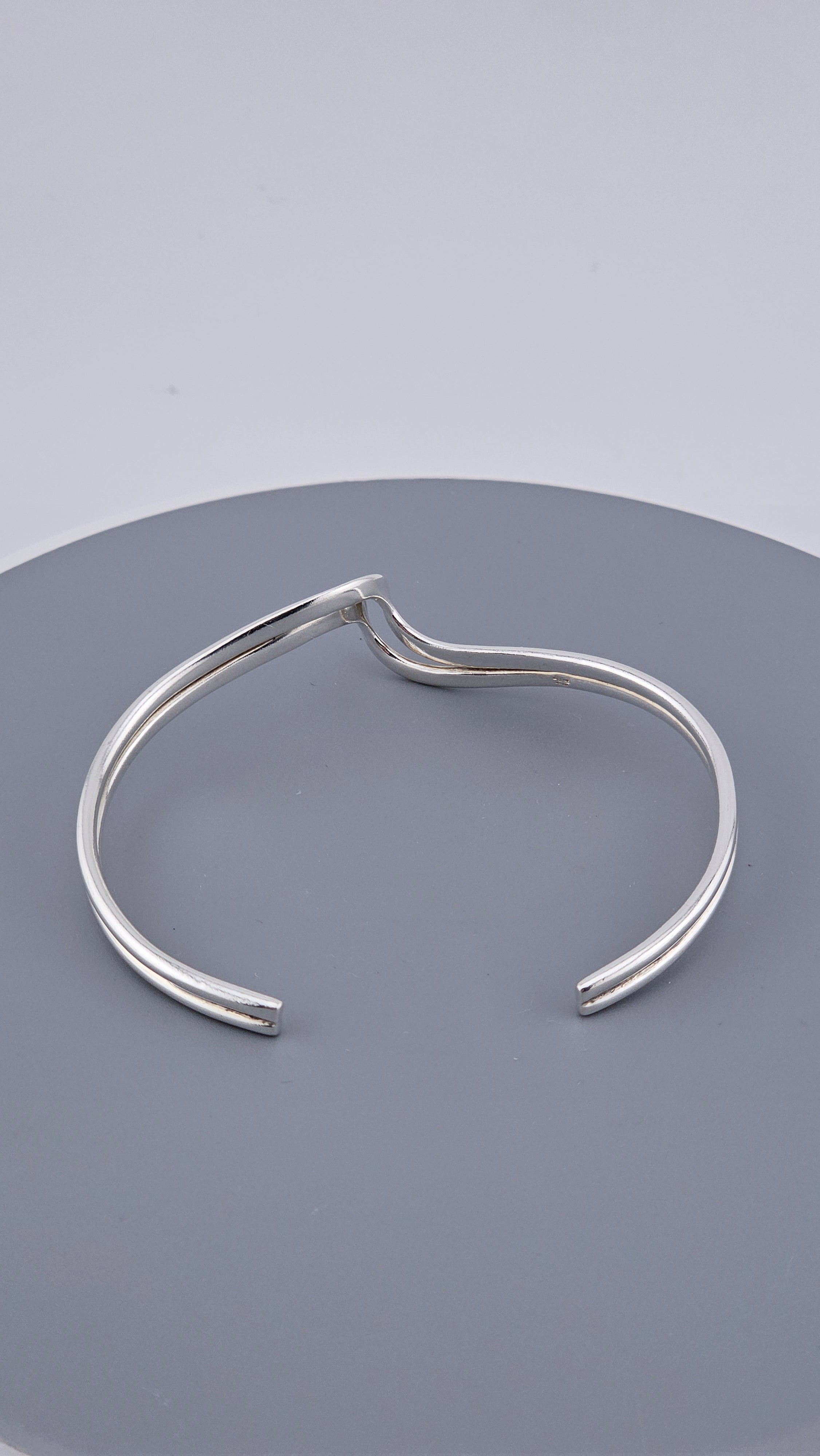 Vintage 925 Sterling Silver Double-Ribbon V-Cuff 17.5cm