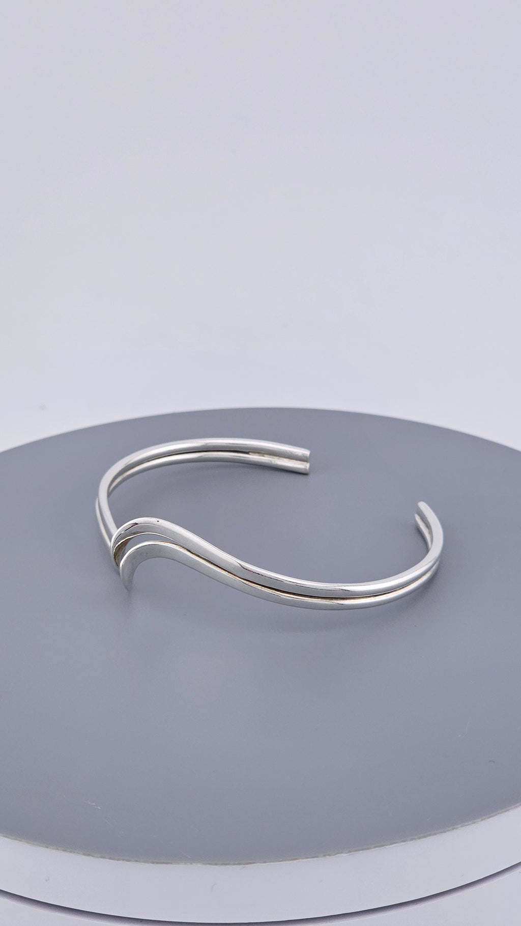 Vintage 925 Sterling Silver Double-Ribbon V-Cuff 17.5cm