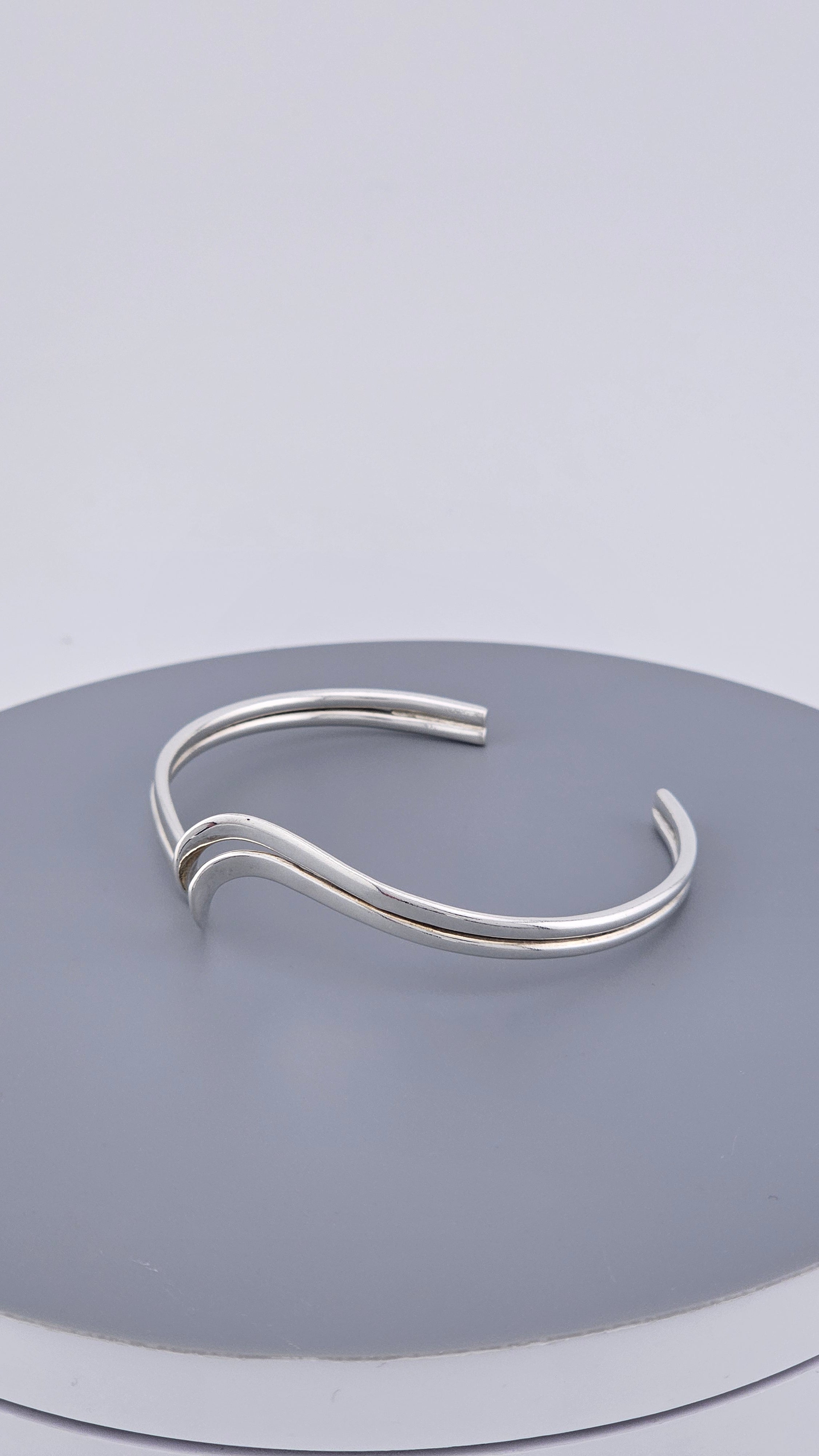 Vintage 925 Sterling Silver Double-Ribbon V-Cuff 17.5cm