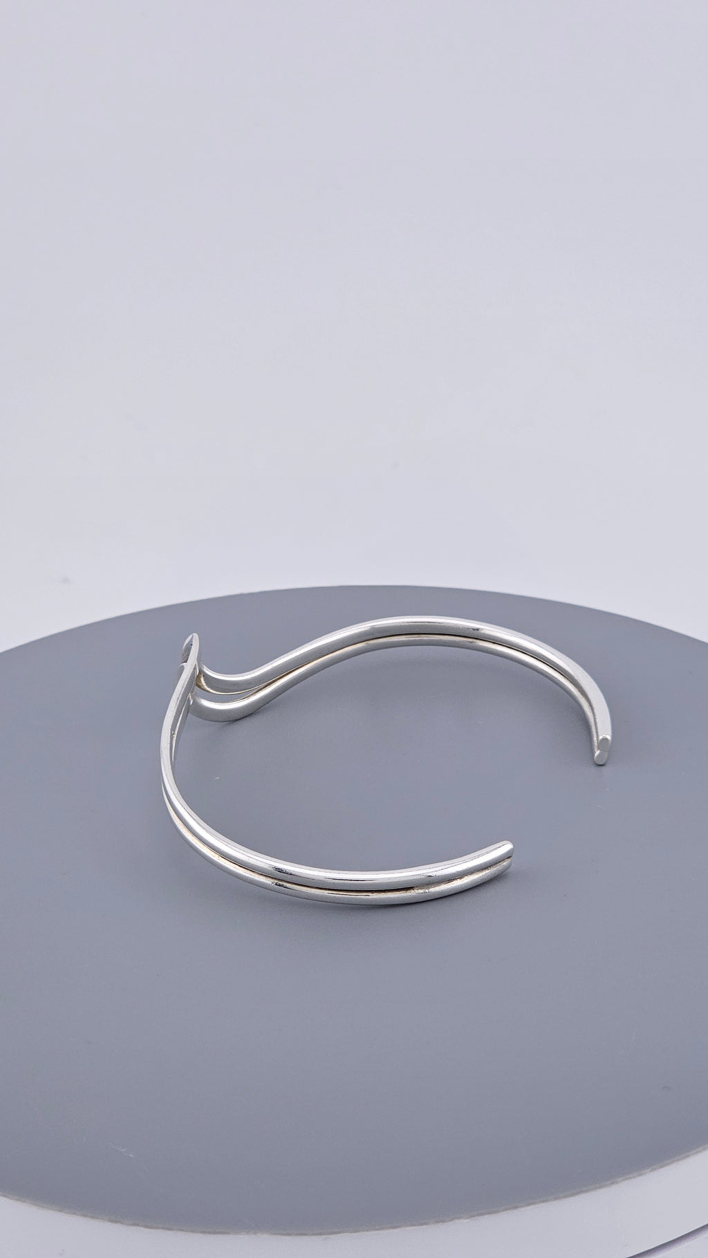 Vintage 925 Sterling Silver Double-Ribbon V-Cuff 17.5cm