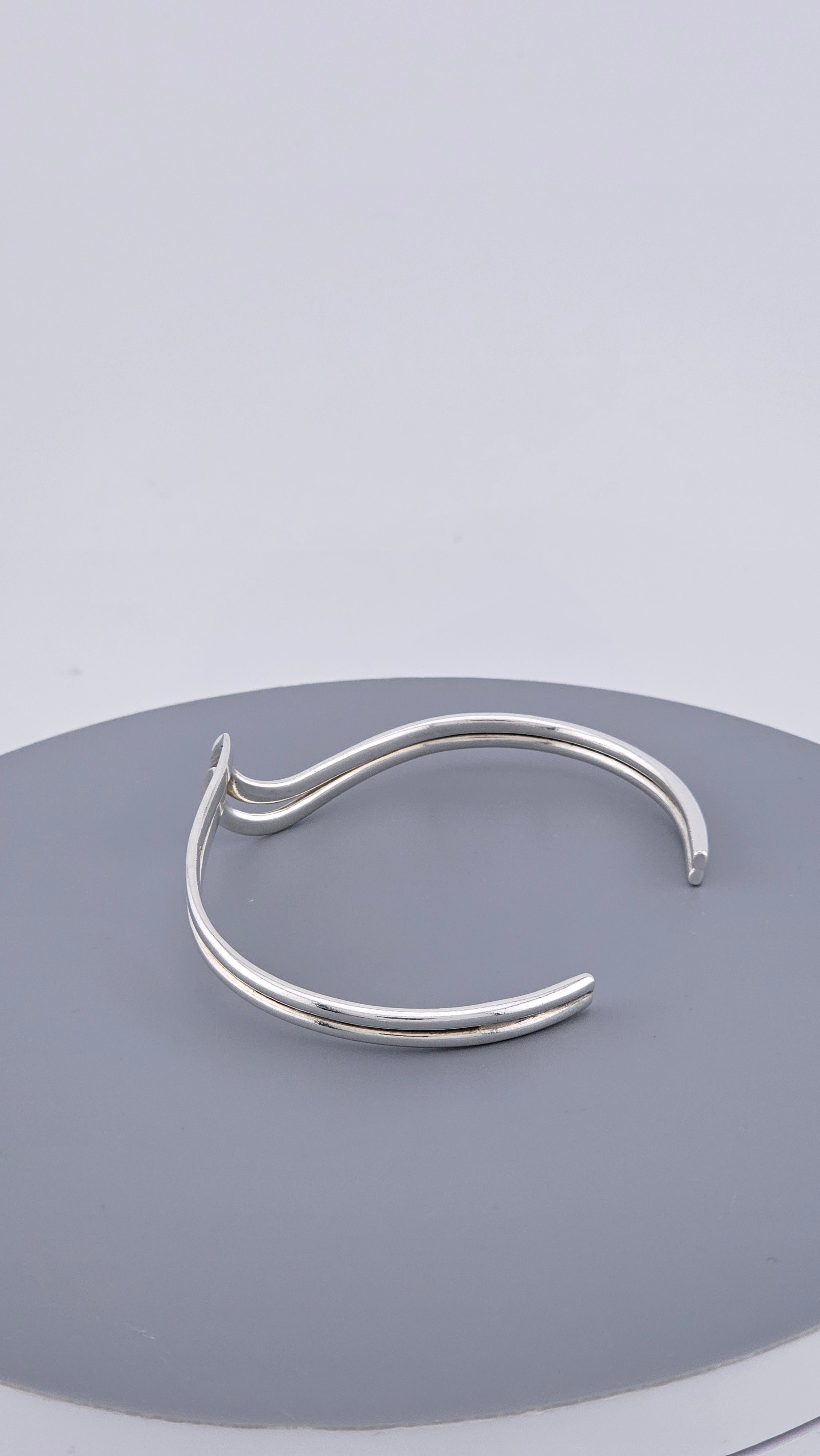 Vintage 925 Sterling Silver Double-Ribbon V-Cuff 17.5cm