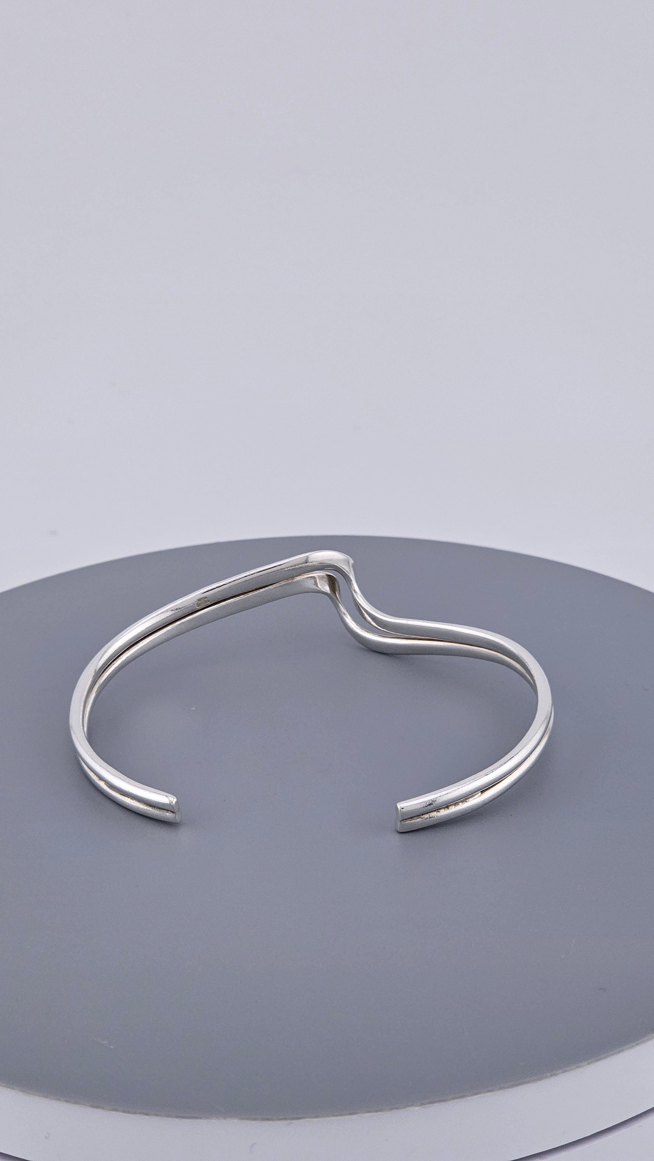 Vintage 925 Sterling Silver Double-Ribbon V-Cuff 17.5cm