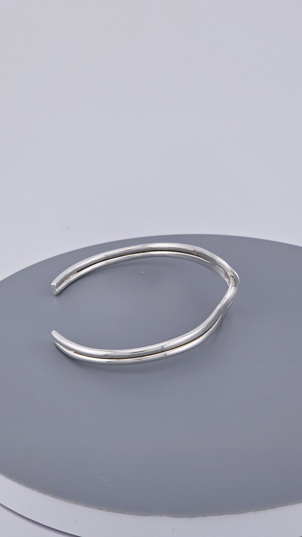 Vintage 925 Sterling Silver Double-Ribbon V-Cuff 17.5cm